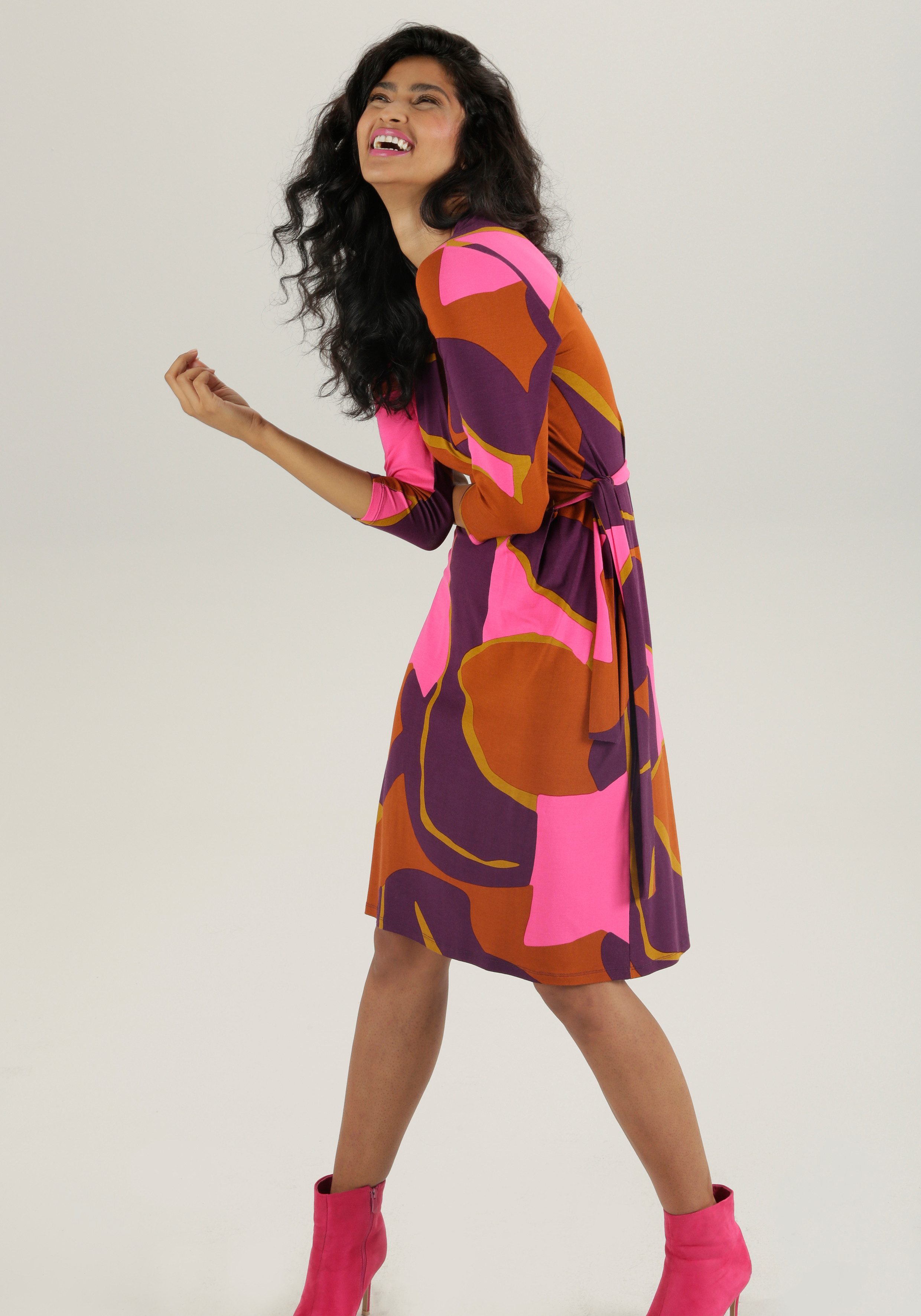 Aniston SELECTED Jerseyjurk met verleidelijk decolleté en trendy print
