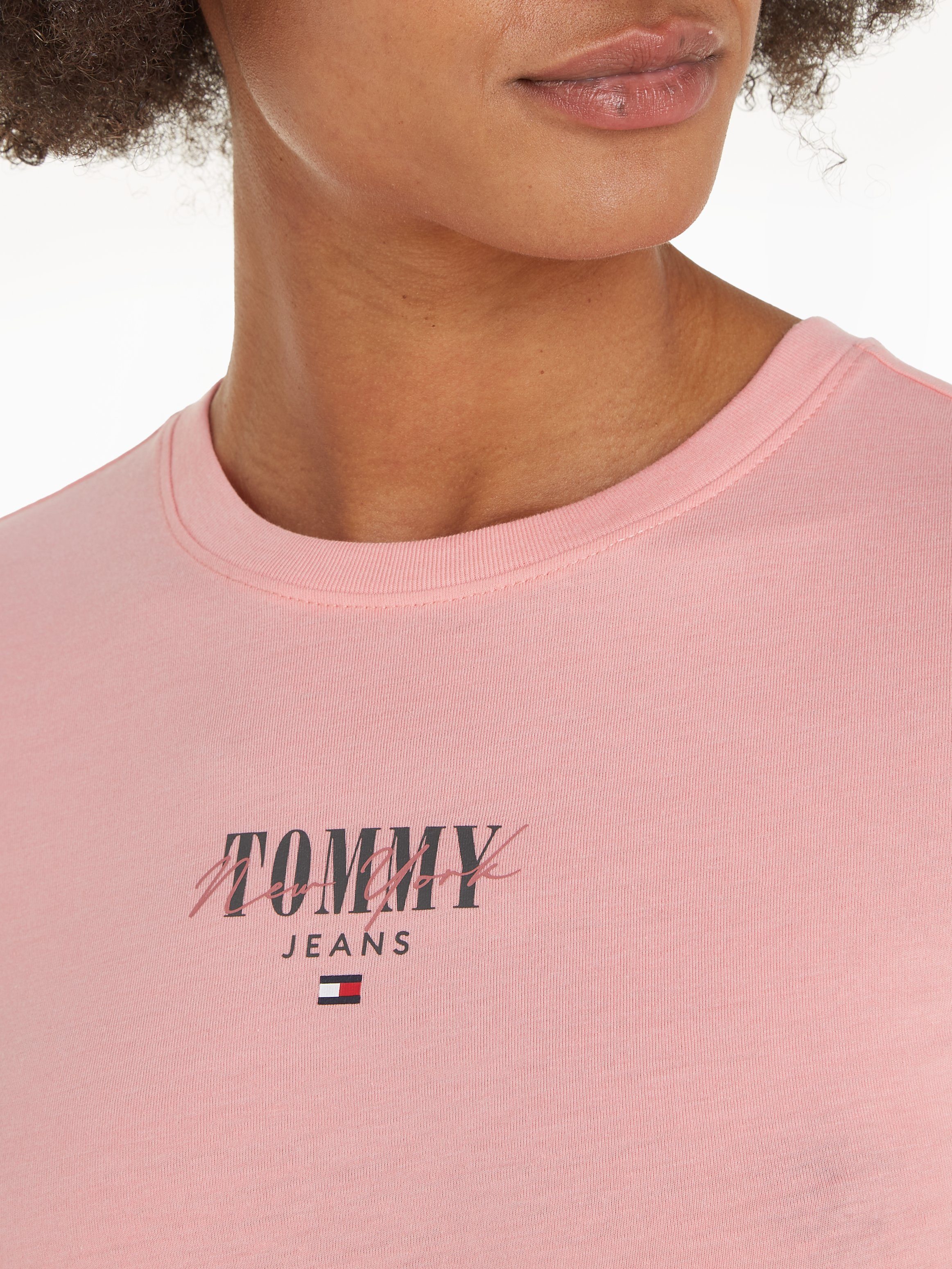 TOMMY JEANS Shirt met ronde hals Rib Slim Essential Logo Geribd shirt fijne geribde jersey stof elastisch met logo