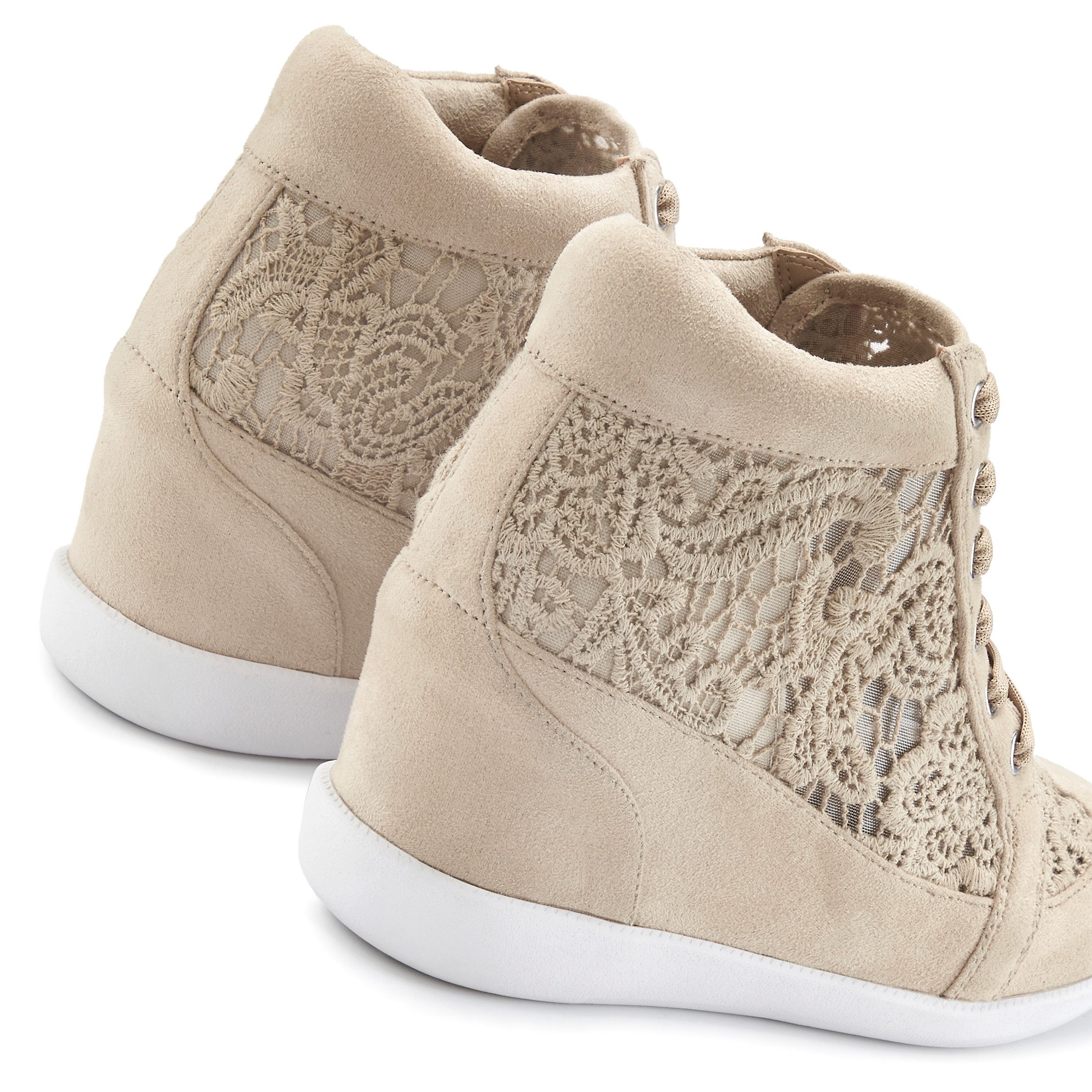 Lascana Sneakers Vrijetijdsschoen, met ingesloten sleehak en puntdetails
