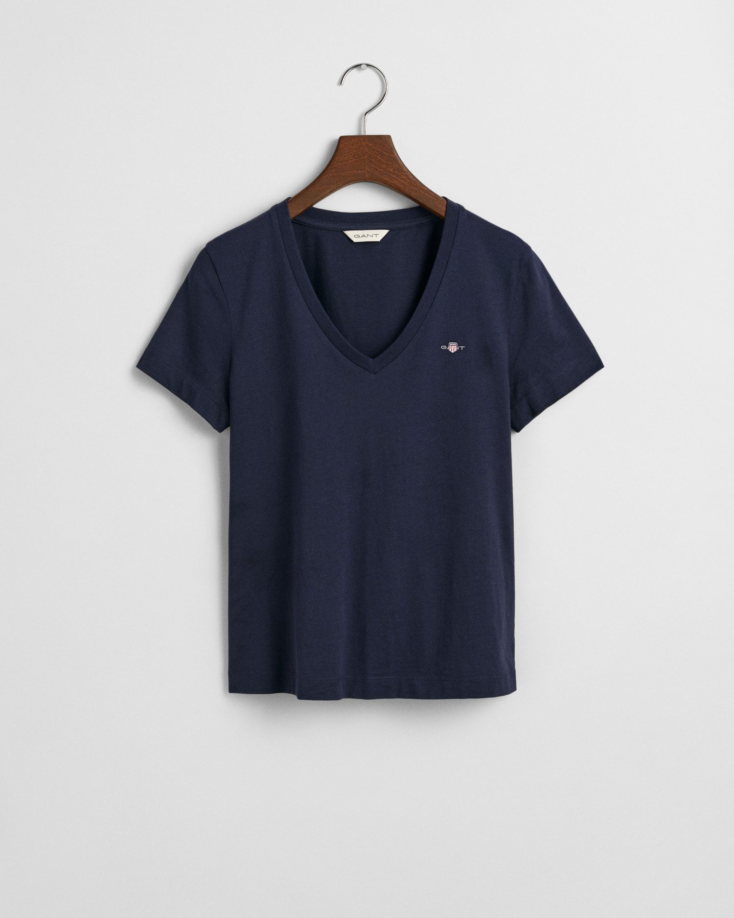 Gant T-shirt REG SHIELD KA V-NECK T-SHIRT met een klein geborduurd logo op de borst