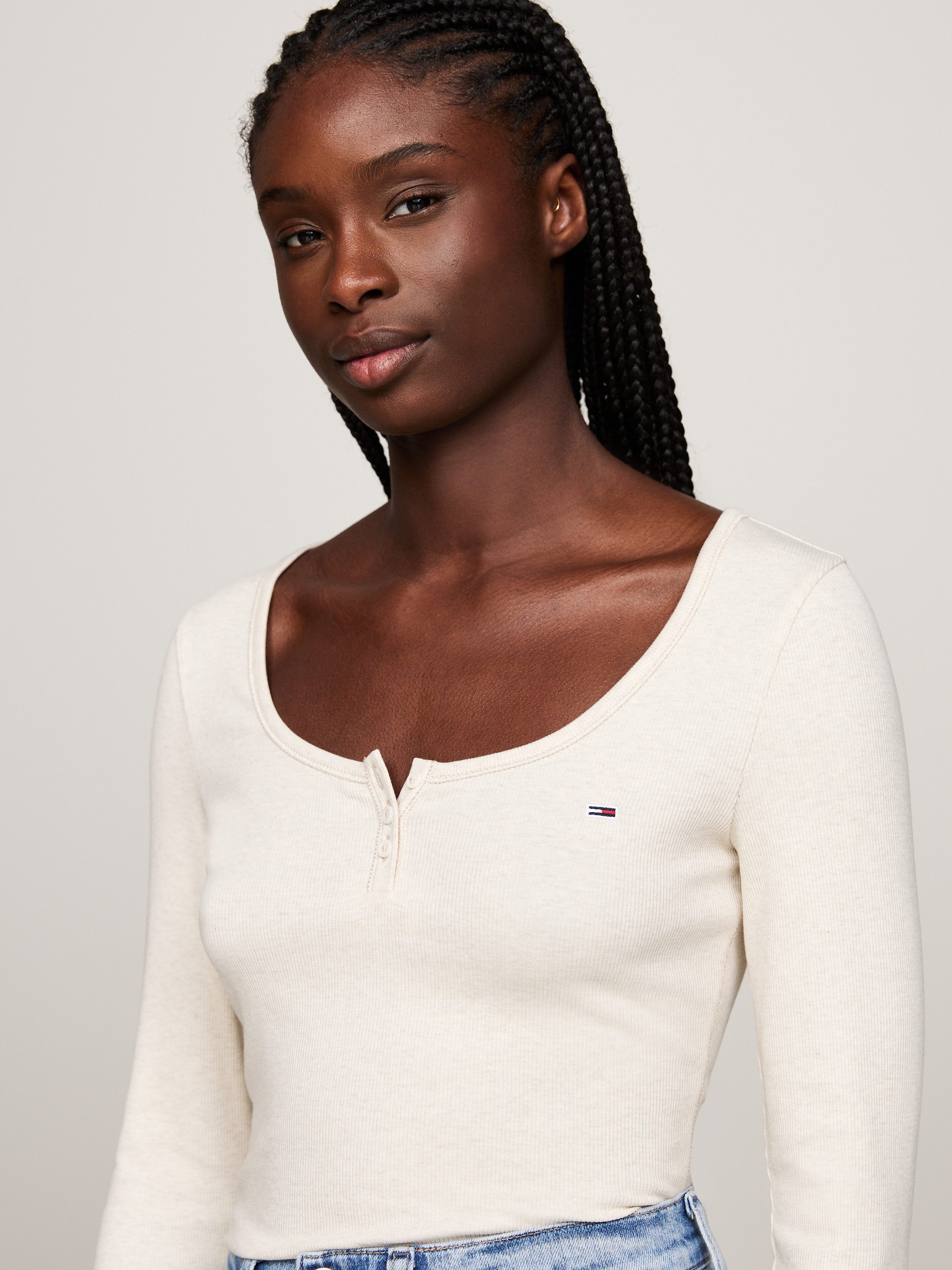 Tommy Jeans Curve Henleyshirt TJW MELANGE HENLEY LS EXT met diepe ronde hals, knoopsluiting, lange mouw, logo-vlag