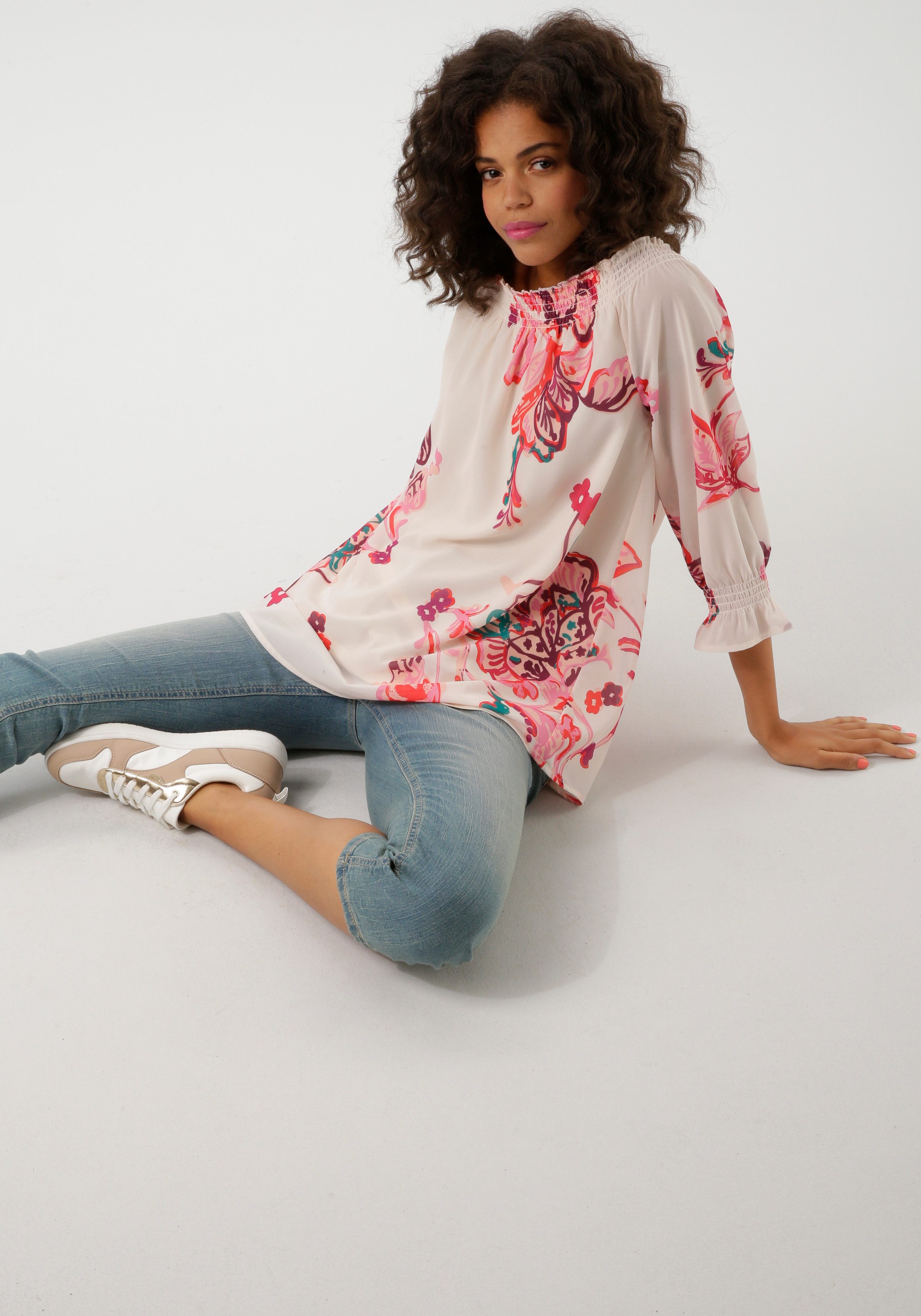 Aniston CASUAL Blouse zonder sluiting met extravagante bloemenprint elk stuk is uniek nieuwe collectie