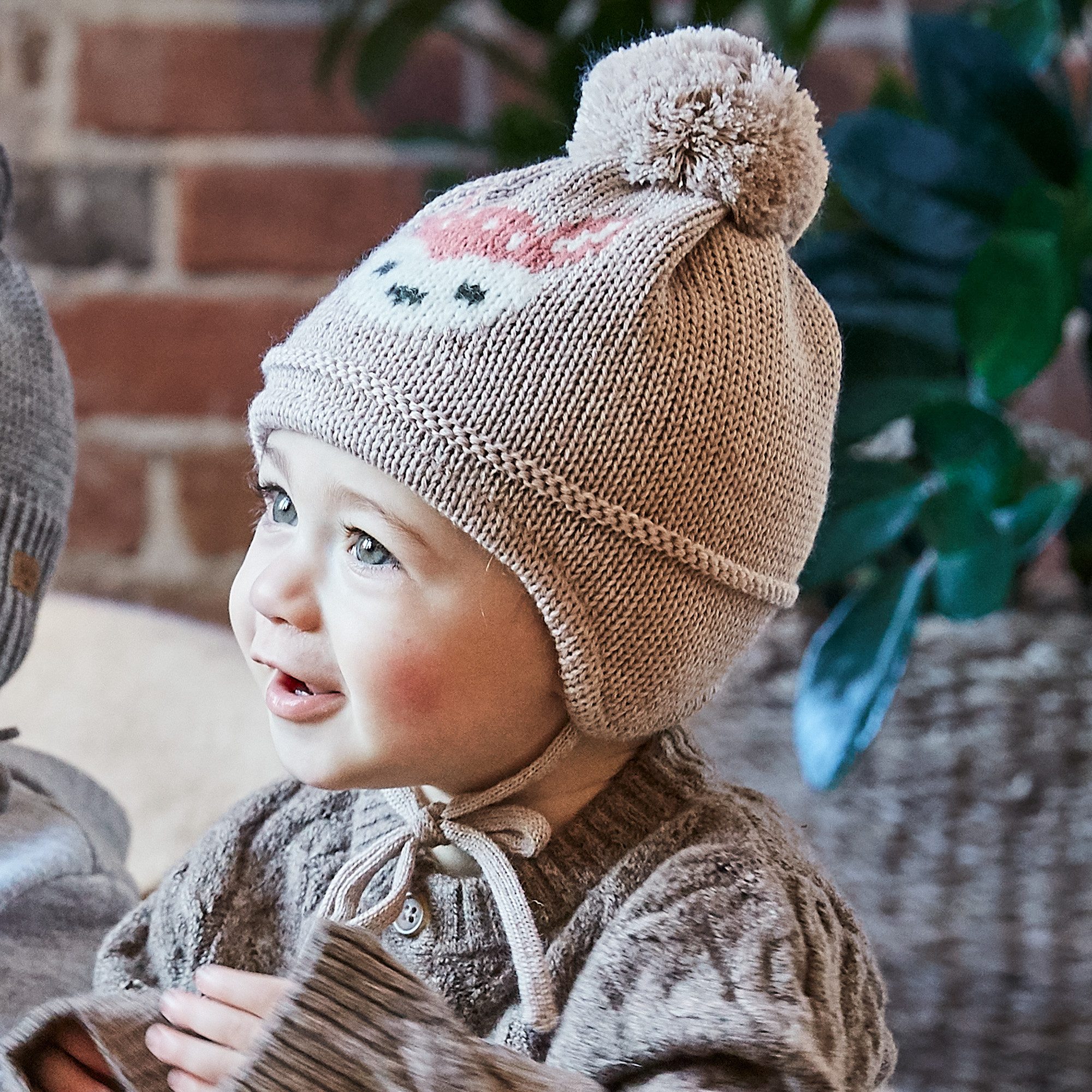 MAXIMO Gebreide muts met hertmotief met pompon en bindband