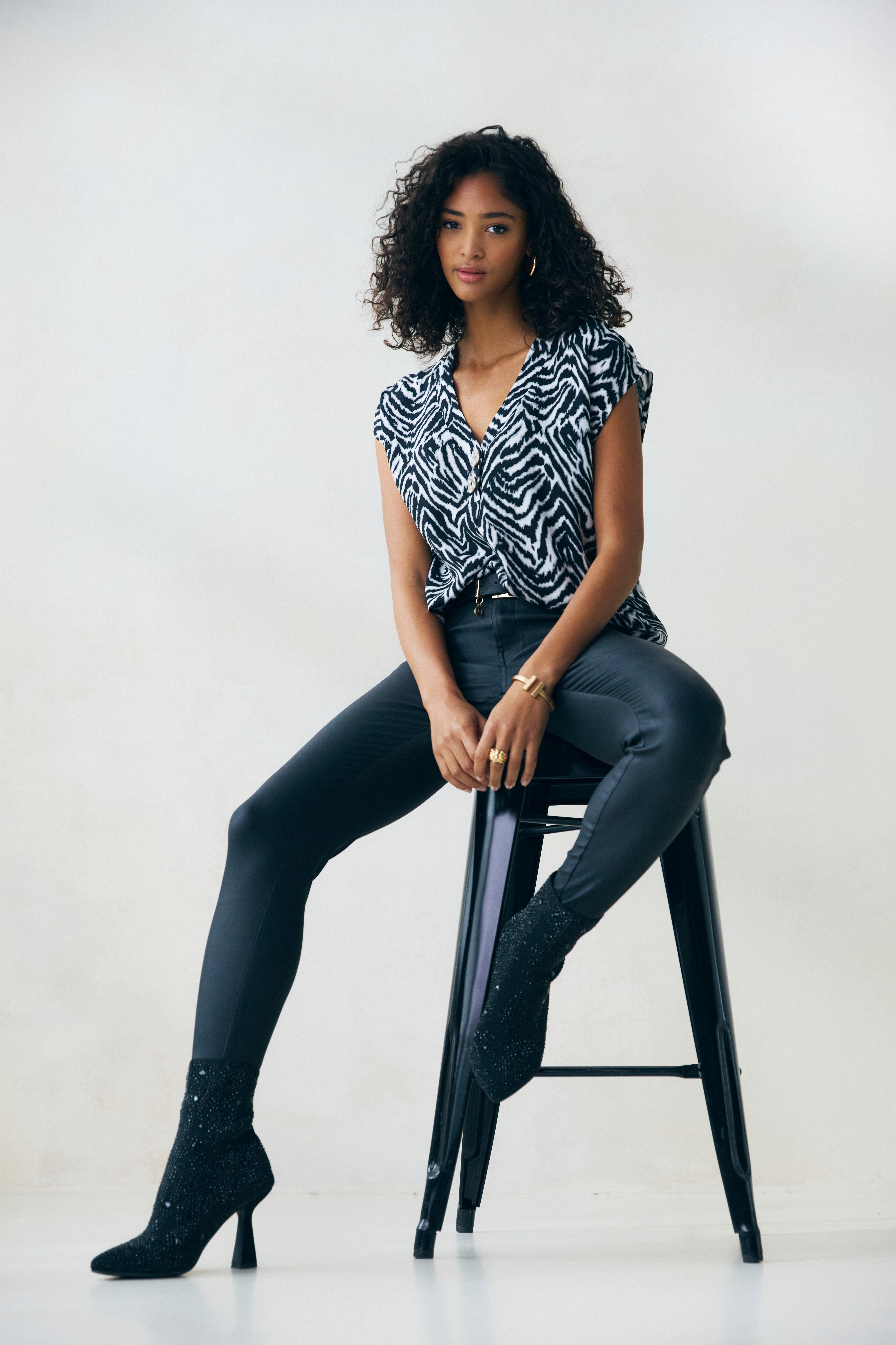 Lascana Blouse zonder sluiting met zebraprint en modieuze knopen, korte mouwen blouse, zomers