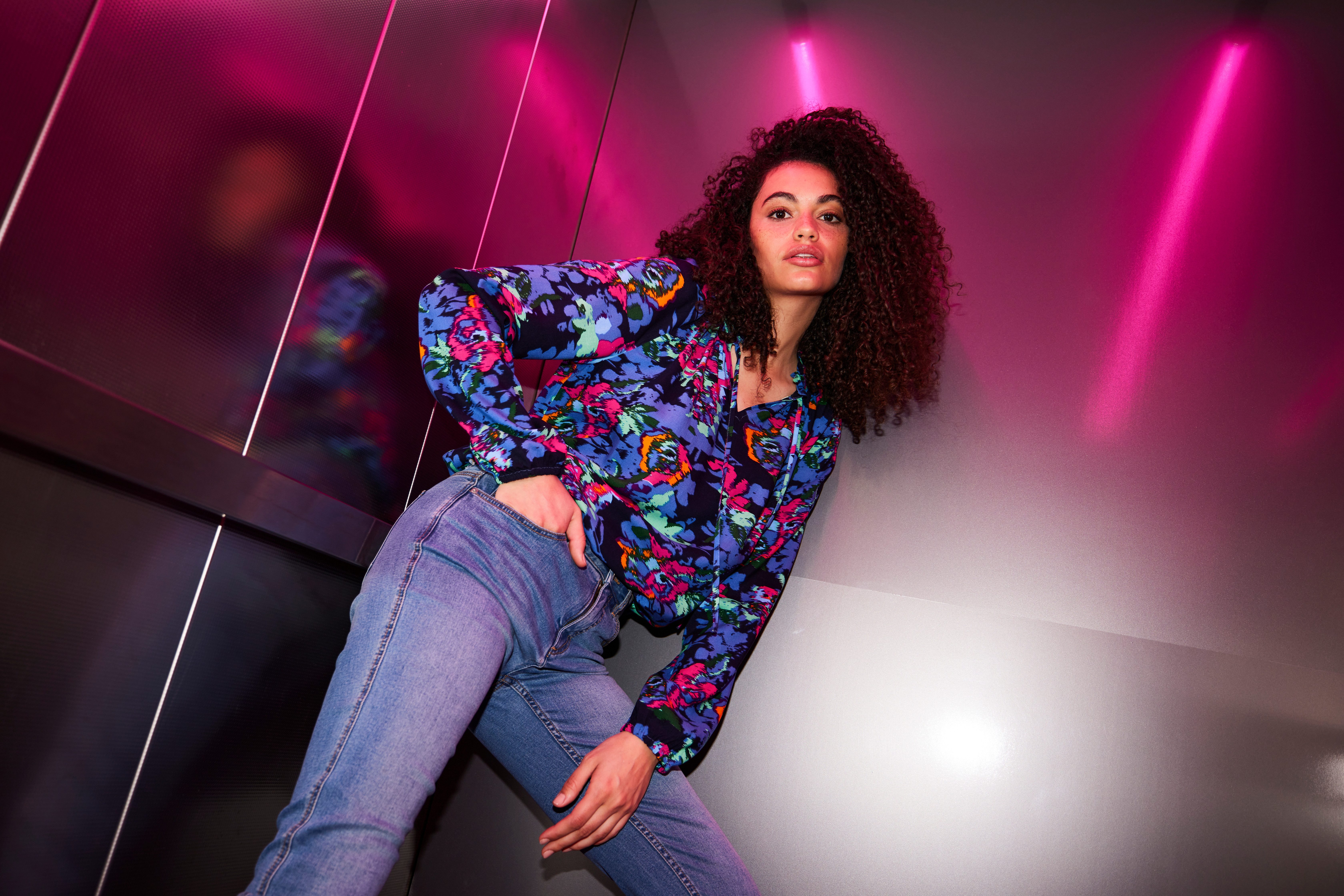 Aniston CASUAL Blouse zonder sluiting met kleurrijke grafische bloemenprint