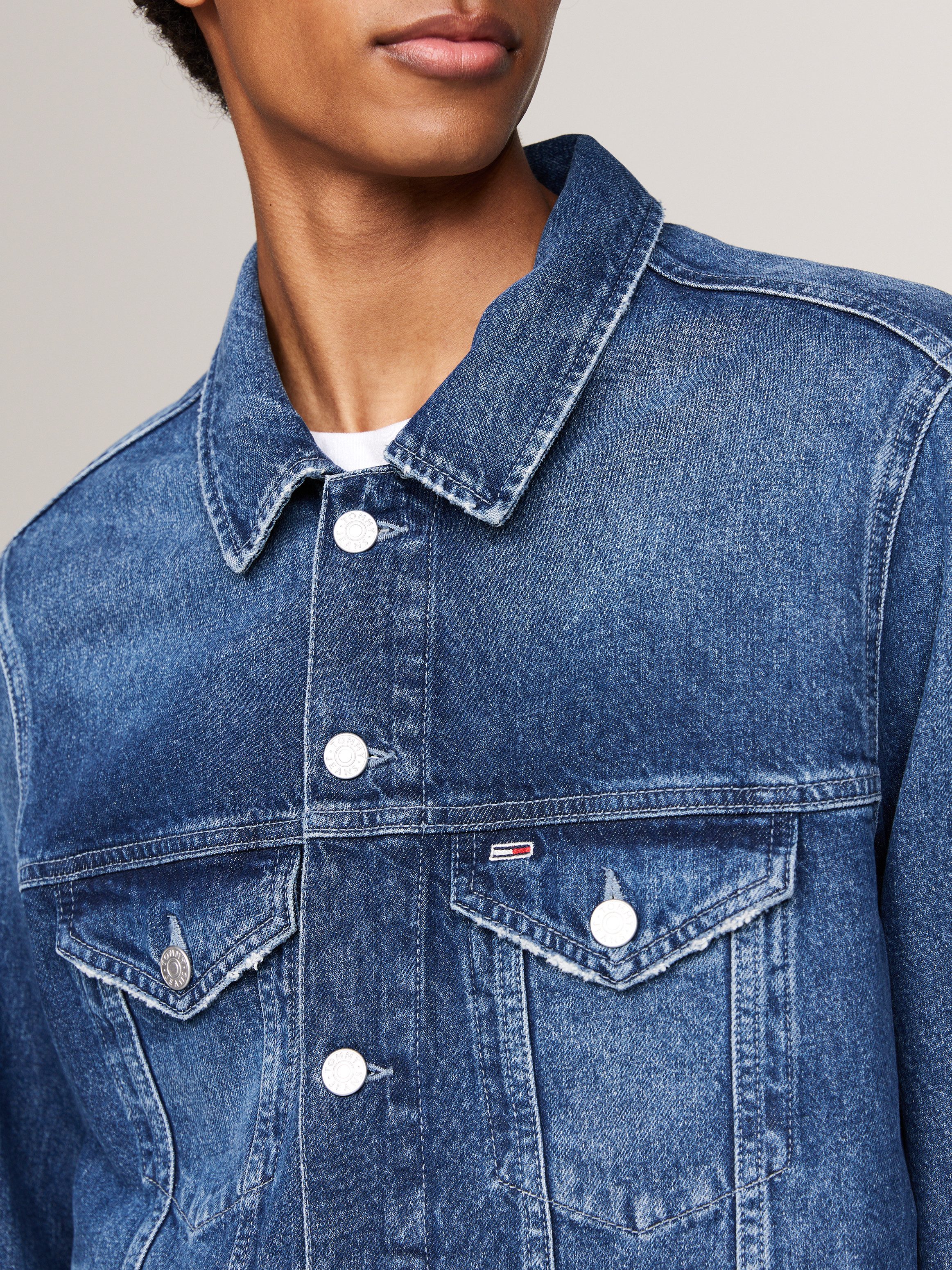 TOMMY JEANS jack RYAN RGLR TRCKR JCKT DH6031 Groot merkembleem op de achterkant