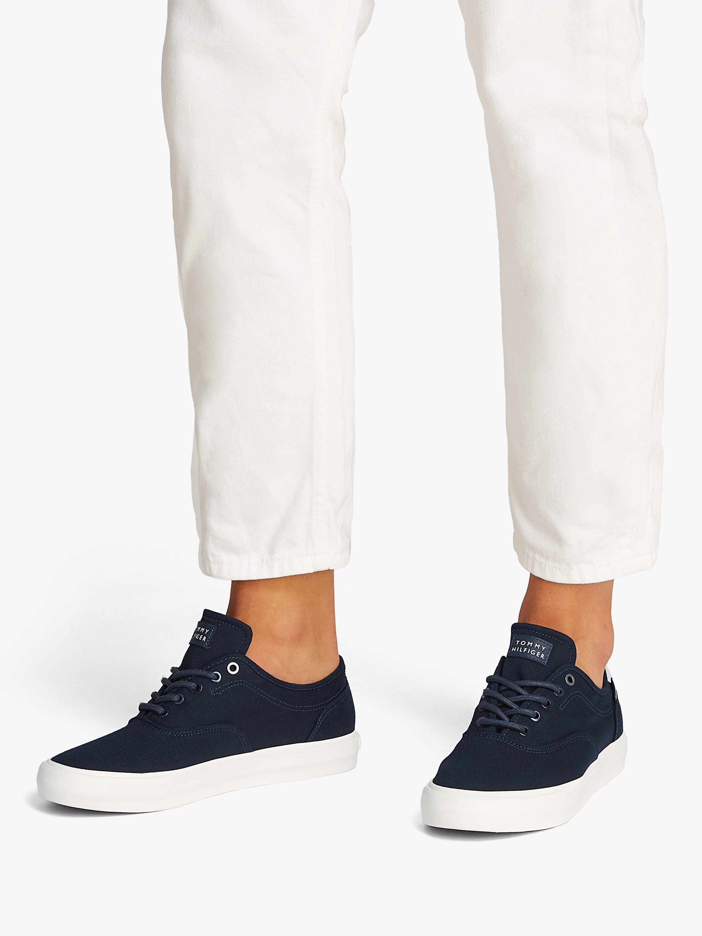 Tommy Hilfiger Plateausneakers TH HI VULC LOW OXFORD TWILL , vrijetijdsschoen, lage schoen, veterschoen met label op de hiel