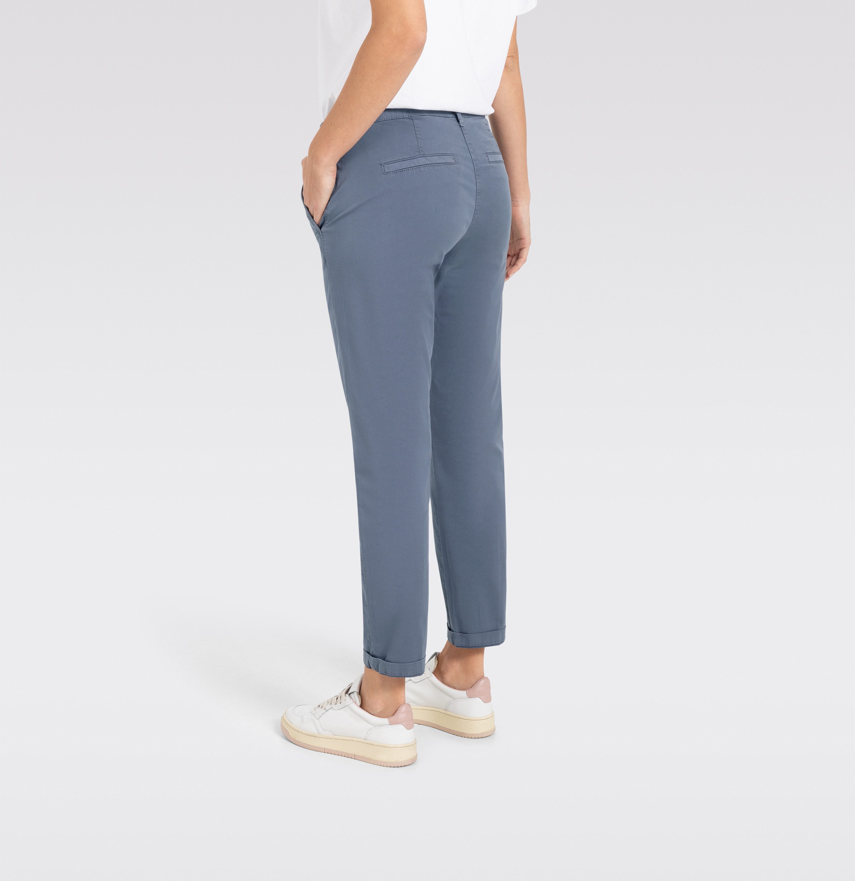 MAC Chino turn up met subtiele glans, elegant en sportief tegelijk