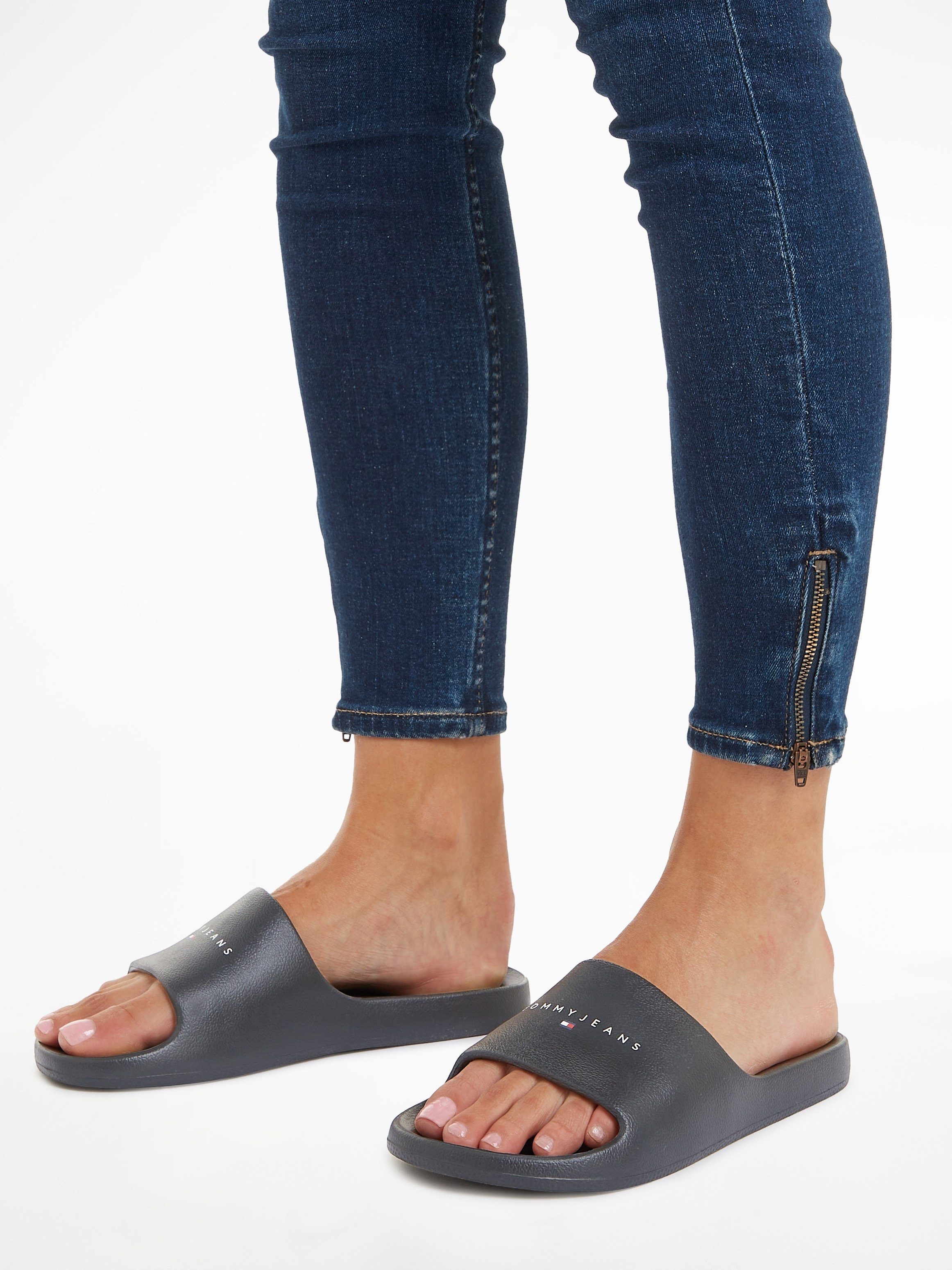 TOMMY JEANS Slippers TJW PRINTED PU POOL SLIDE , plateau, zomerschoen, slippers met logolettering op de bandage