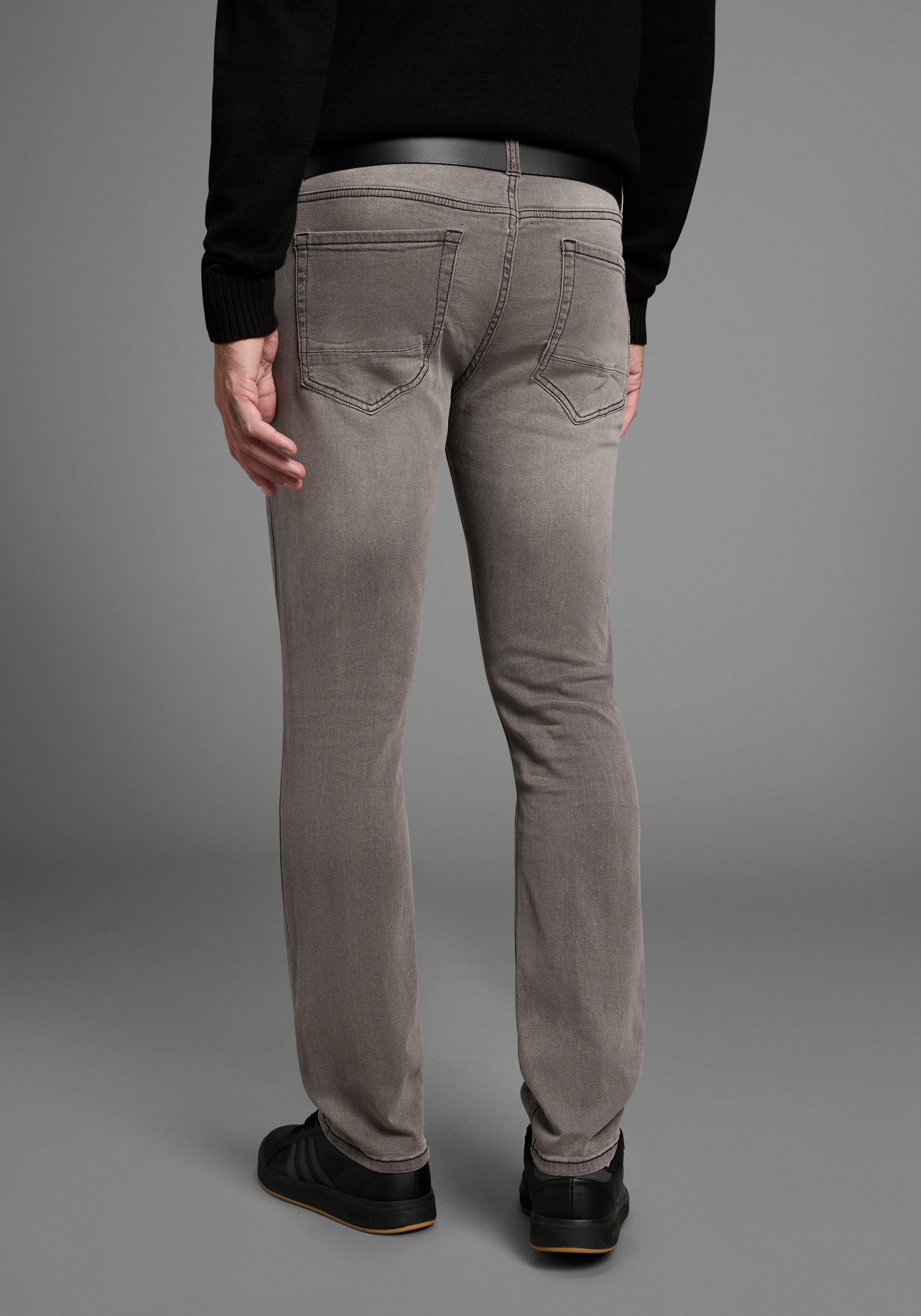 Bruno Banani Straight jeans Hutch rechte broekspijpen, gedeeltelijk met modieuze destroyed-effecten,