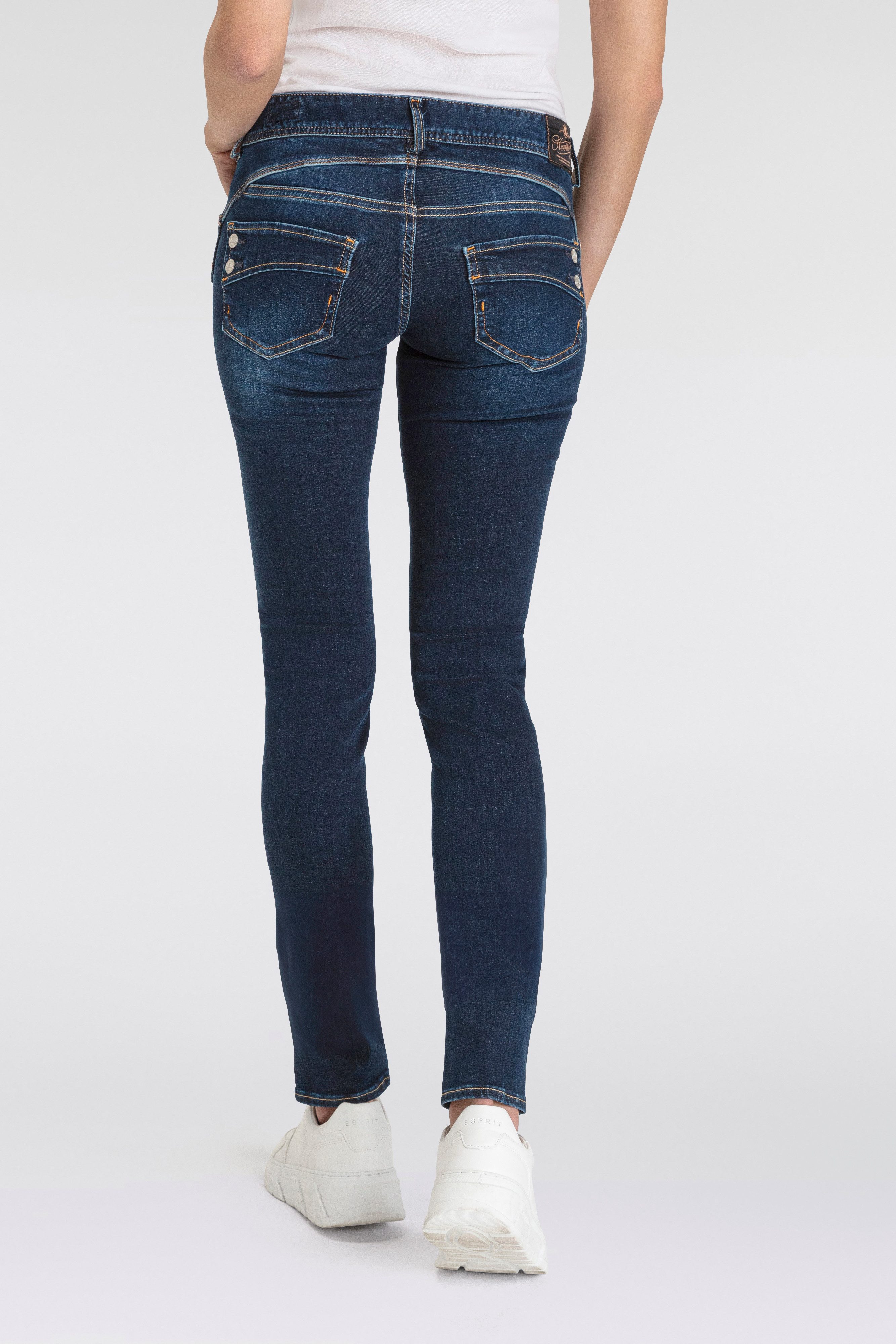 Herrlicher Slim fit jeans PIPER SLIM REUSED DENIM met sierknopen op de achterzakken