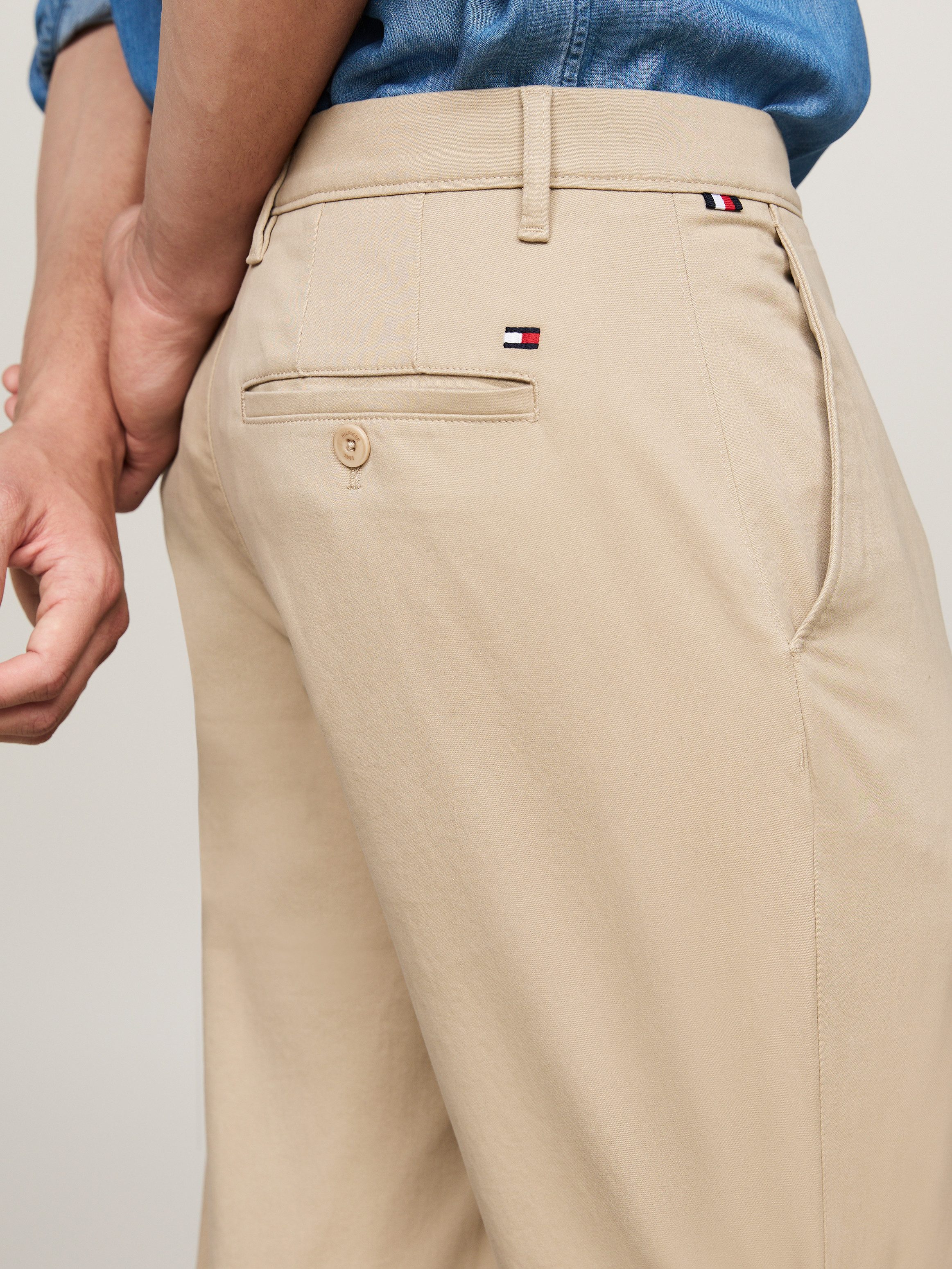 Tommy Hilfiger Chino DENTON CHINO SATIN met achterzakken met knoop logo-borduursel