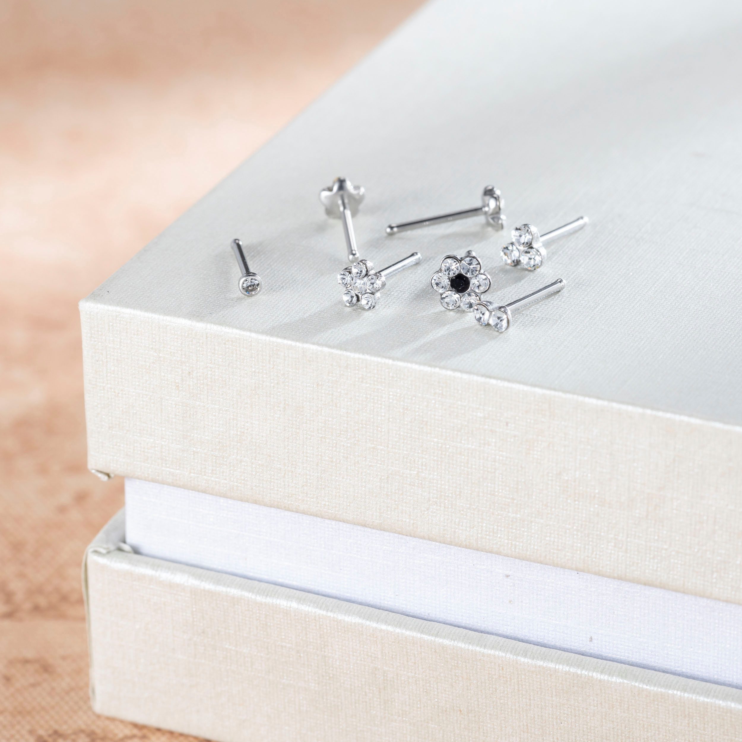 Firetti Neuspiercing-set Multipack sieraden cadeau roestvrijstalen piercing neussteker bloem (set 7-delig)