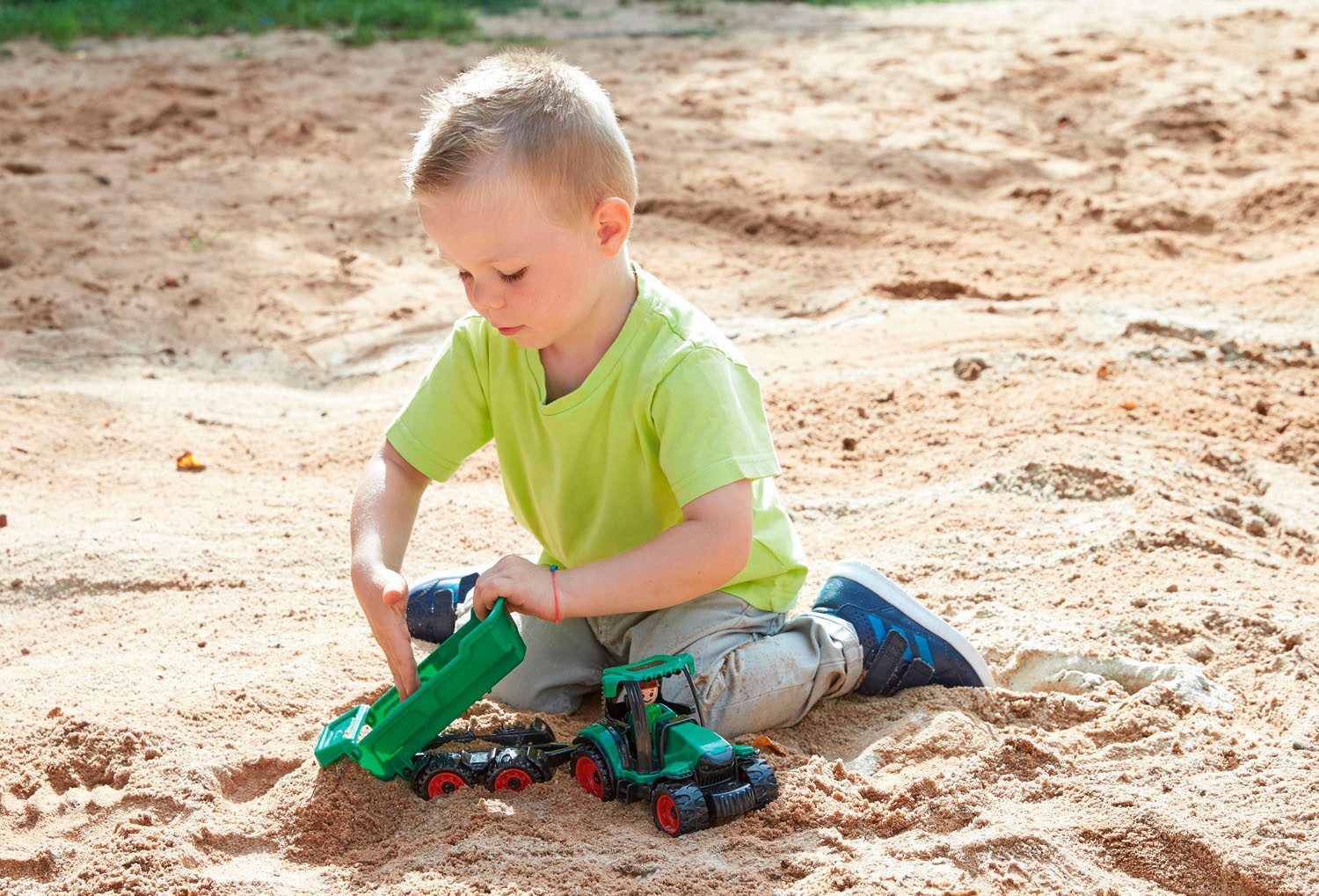 Lena® Speelgoed-tractor Truckies met hanger, inclusief speelfiguur, made in europe