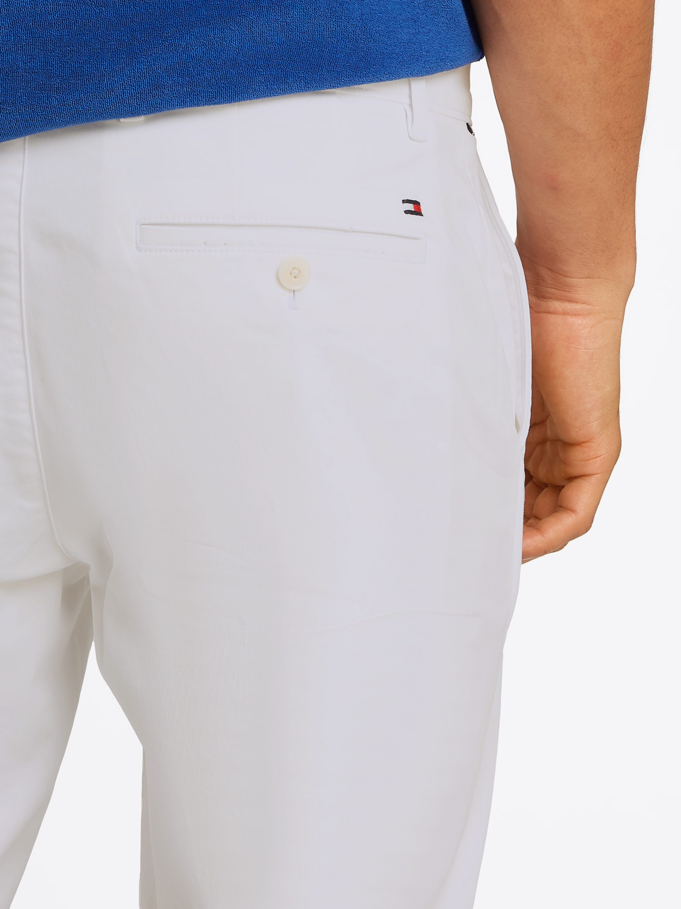Tommy Hilfiger Chino DENTON CHINO SATIN met achterzakken met knoop, logo-borduursel