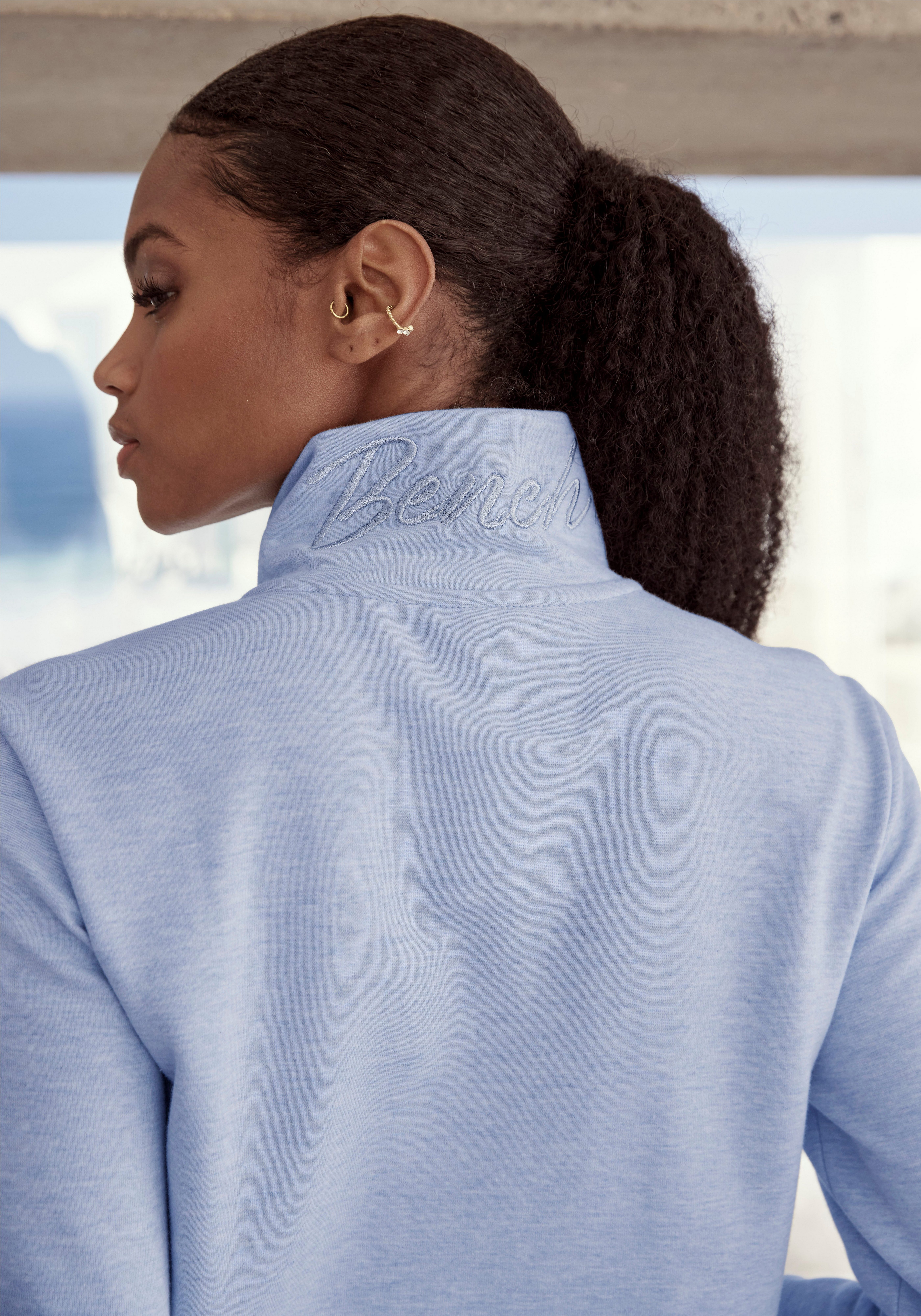 Bench. Loungewear Sweatvest - lounge jas met glanzende logostiksel op de staande kraag, loungewear