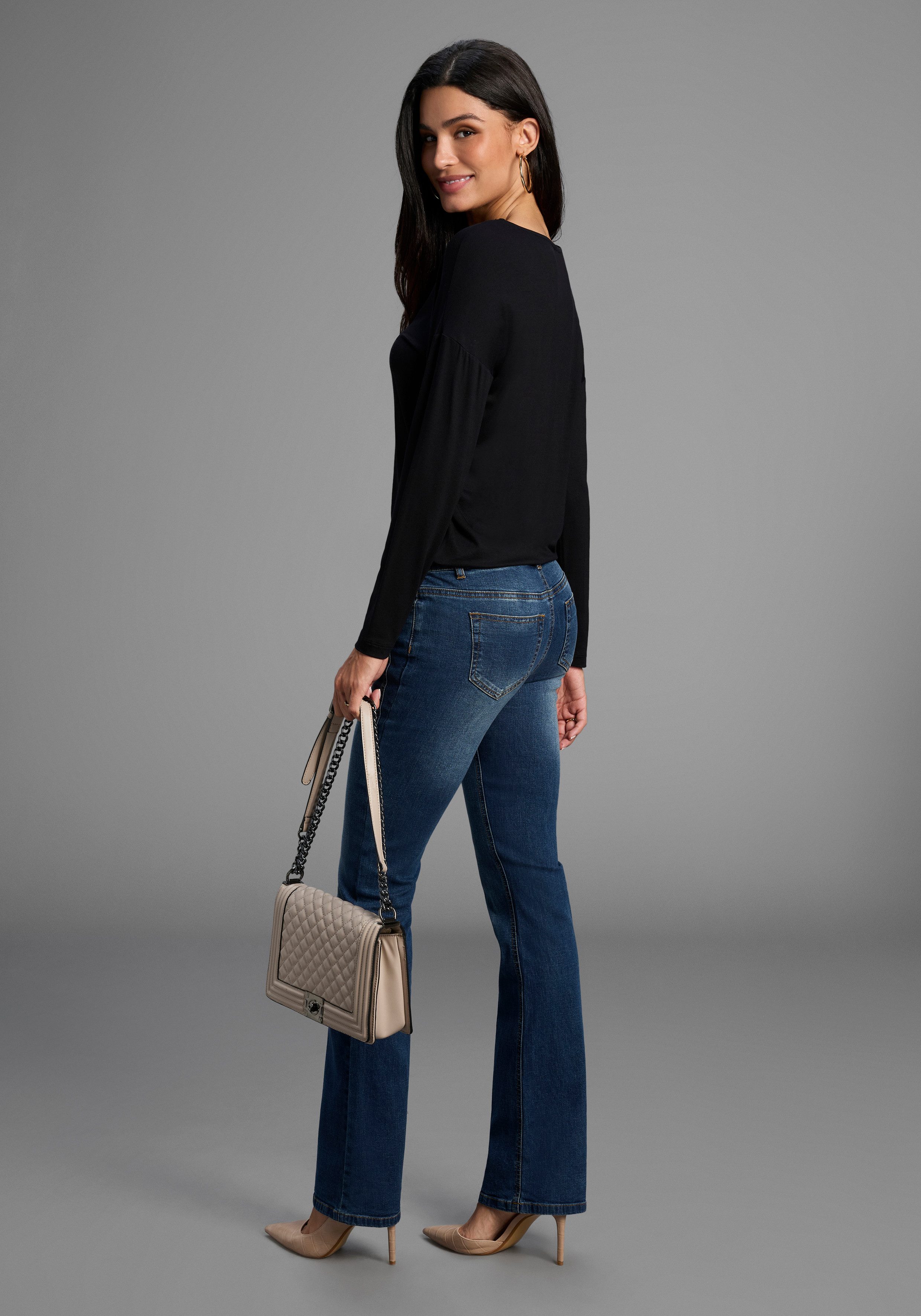 Arizona Bootcut jeans Met geren uitlopende pasvorm, lage taille, elastisch materiaal