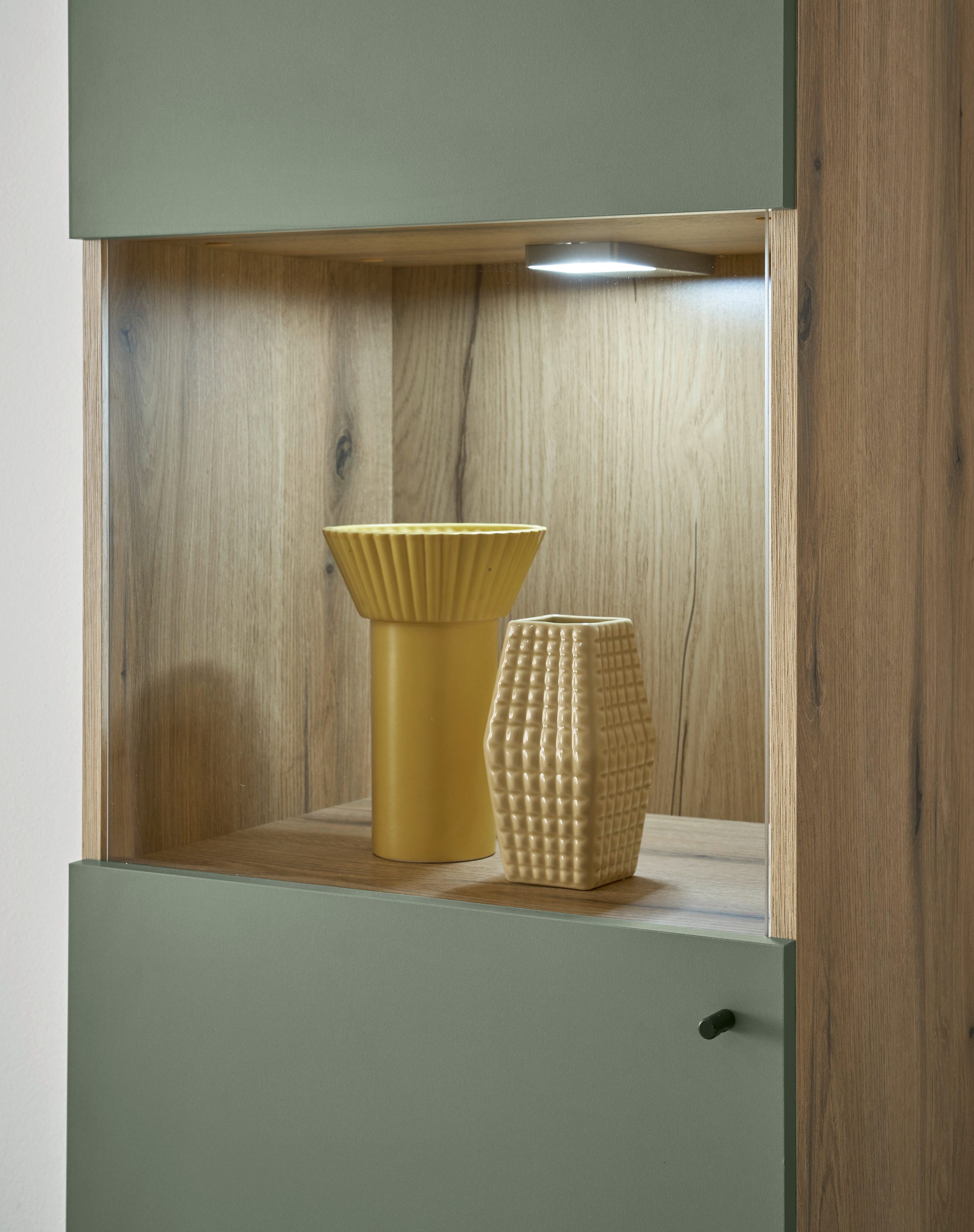 INOSIGN Vitrinekast MAVAS in moderne trendkleur, handgrepen van metaal (zwart), hoogte 197 cm