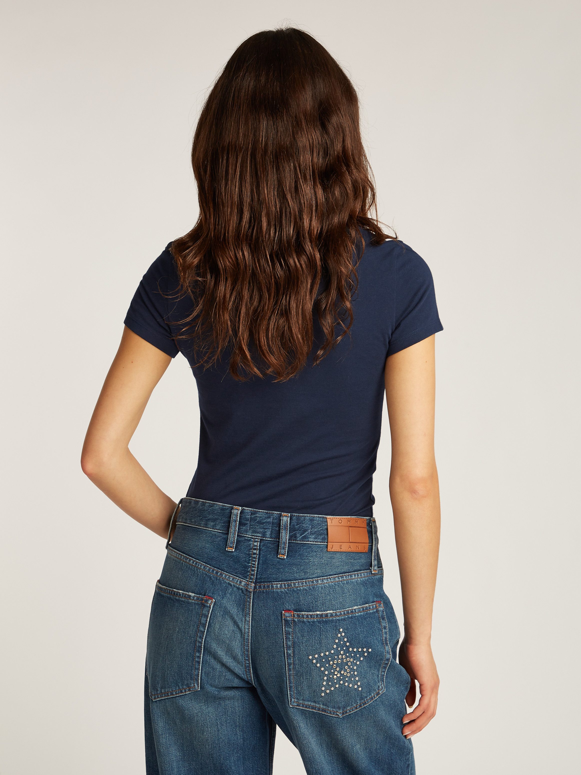Tommy Jeans Curve Shirt met ronde hals Shirt TJW SLIM ESSENTIAL in grote maten, logoprint op borsthoogte, met logoborduring