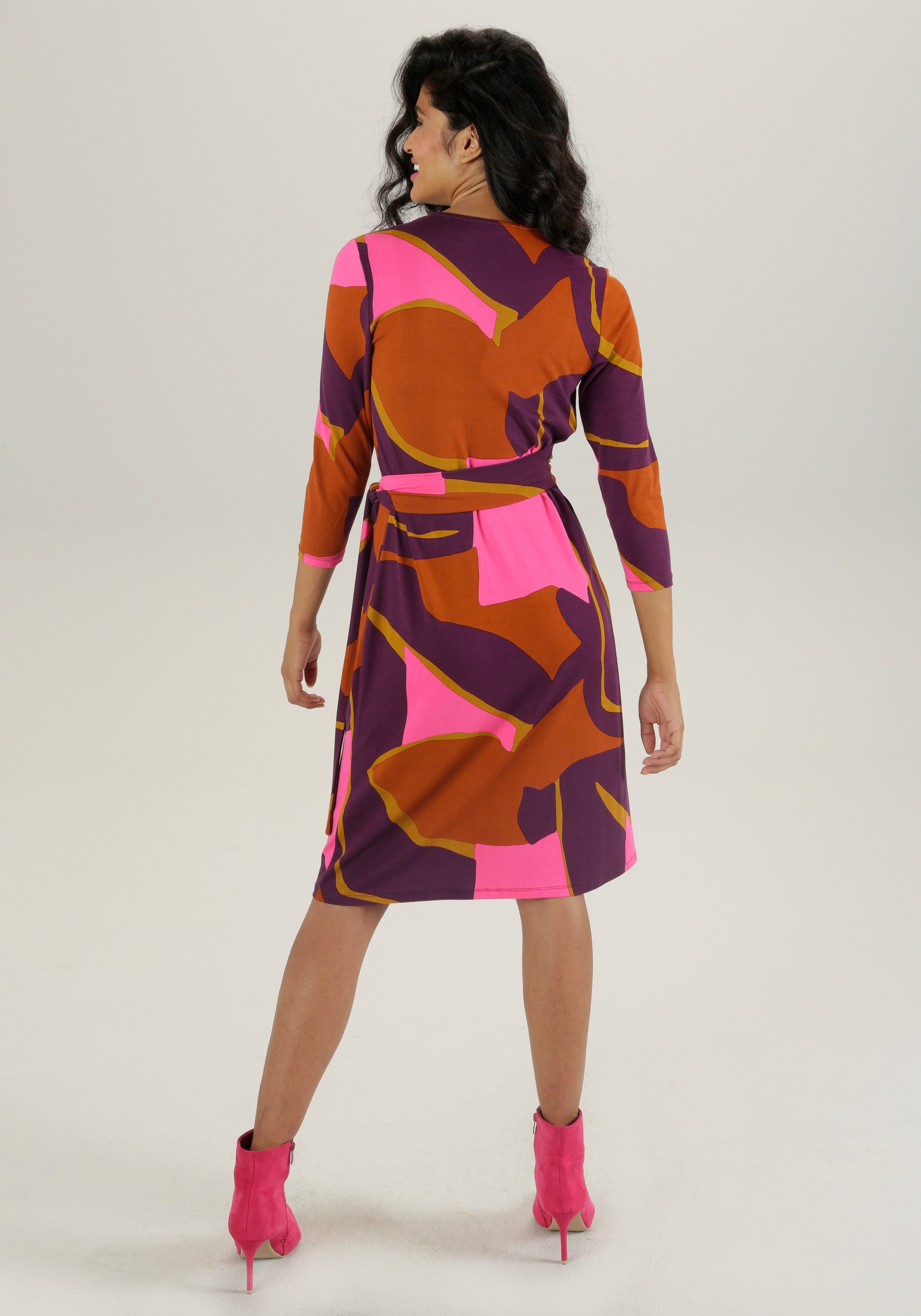 Aniston SELECTED Jerseyjurk met verleidelijk decolleté en trendy print