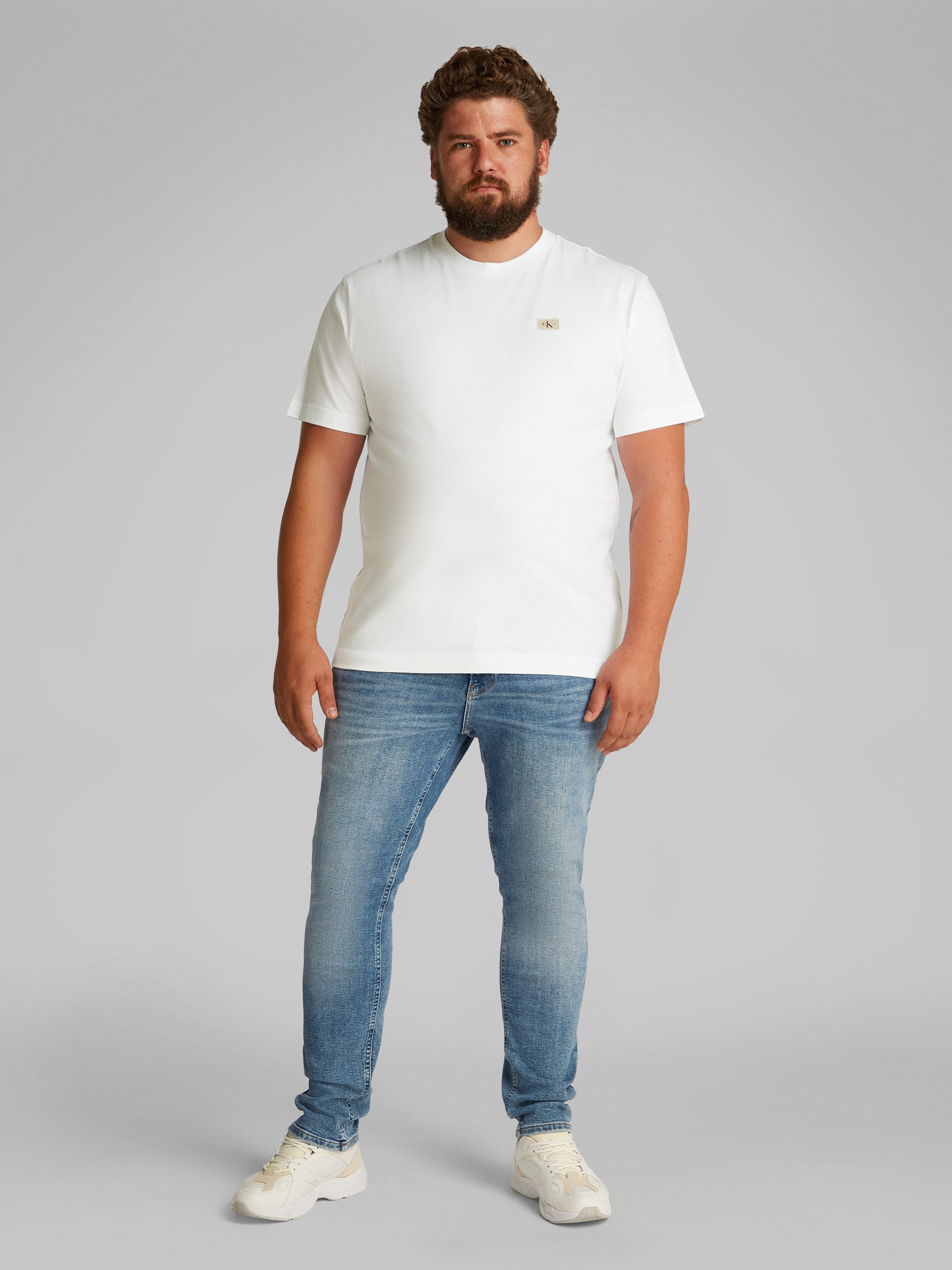 Calvin Klein Jeans Plus T-shirt PLUS WOVEN LABEL REGULAR TEE in grote maten, met klein logo-patch