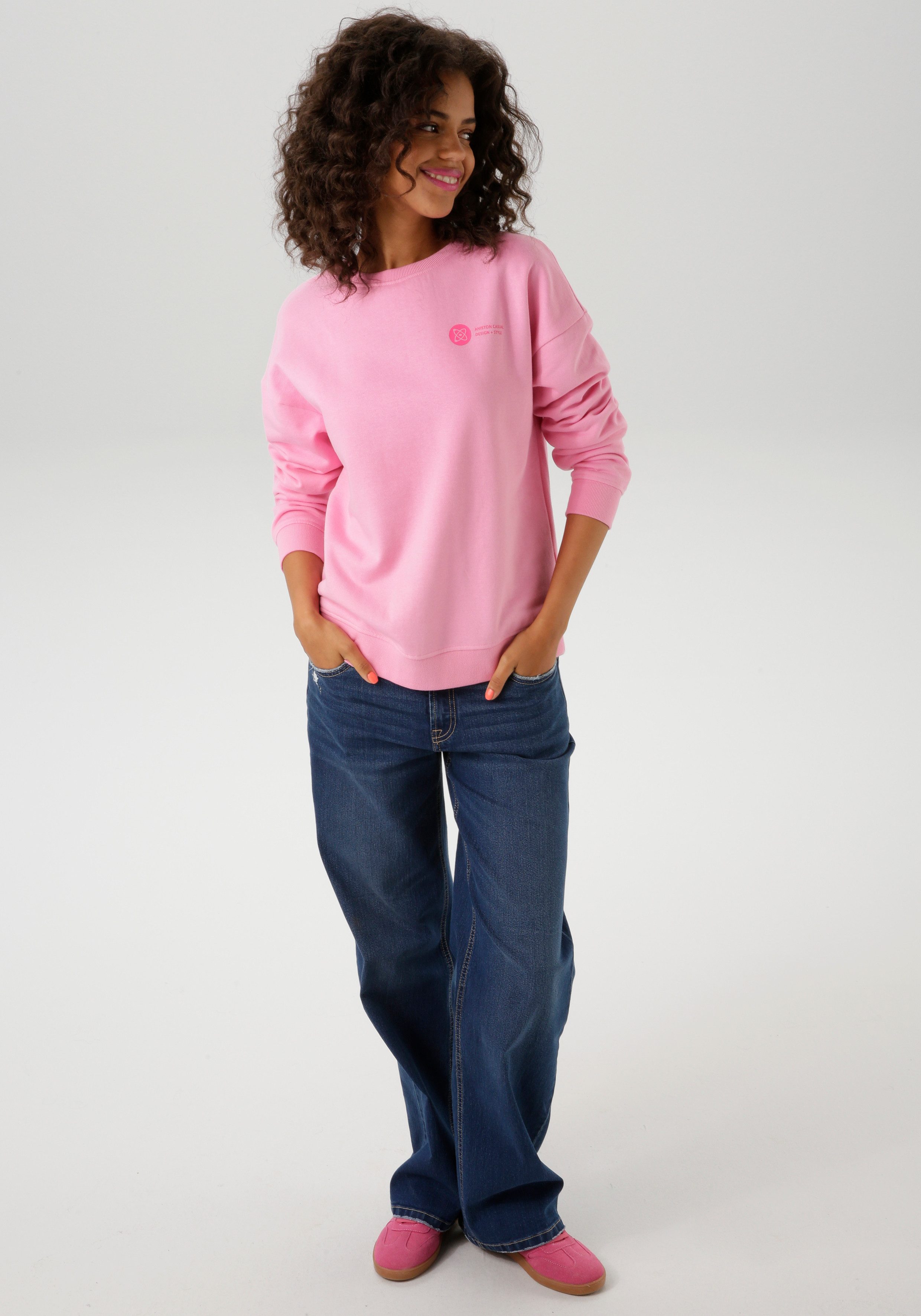 Aniston CASUAL Sweatshirt achter met applicaties, borduurwerk en teksten - nieuwe collectie