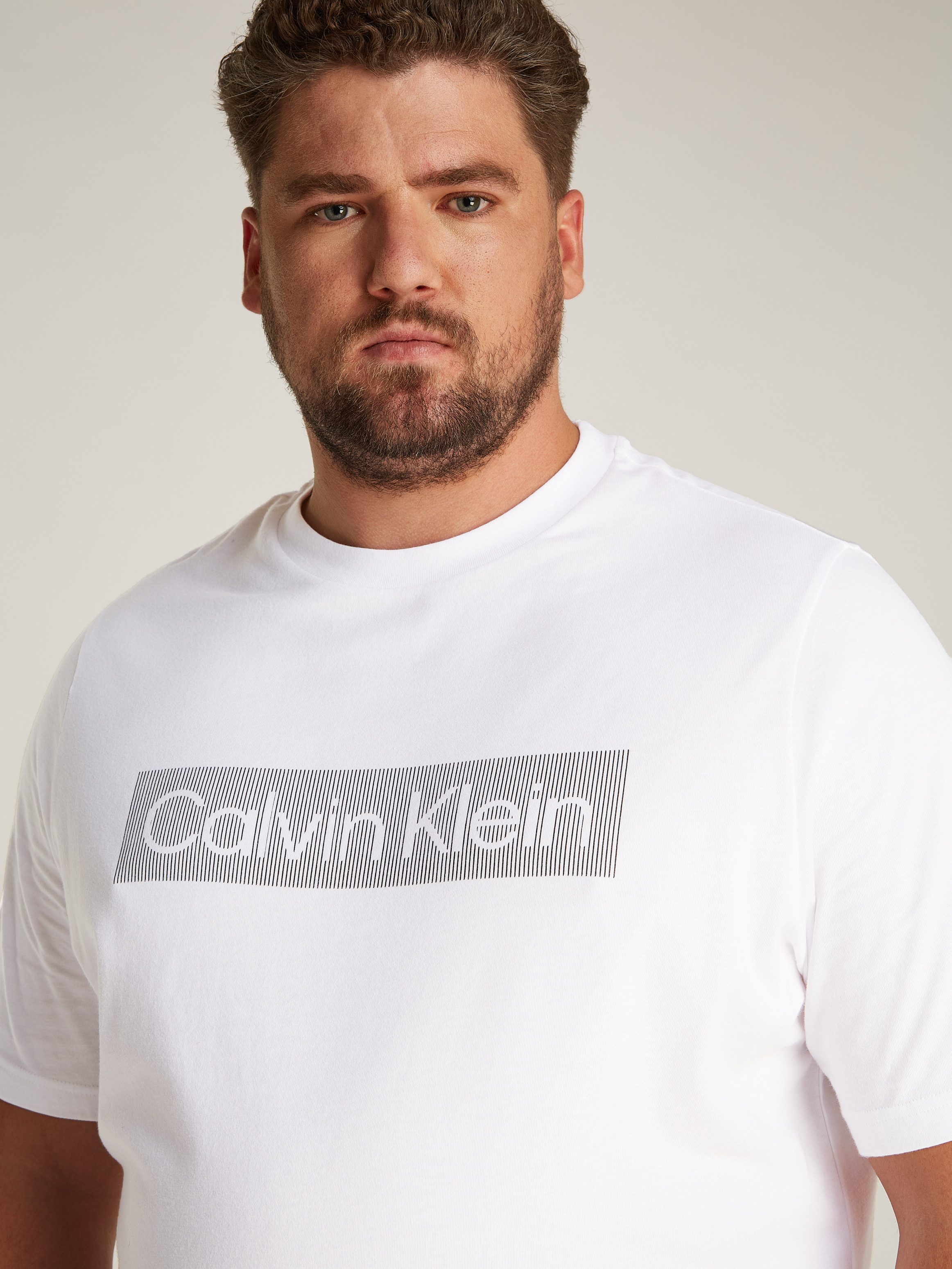 Calvin Klein T-shirt BT-BOX STRIPED LOGO T-SHIRT in grote maten met logo-opschrift