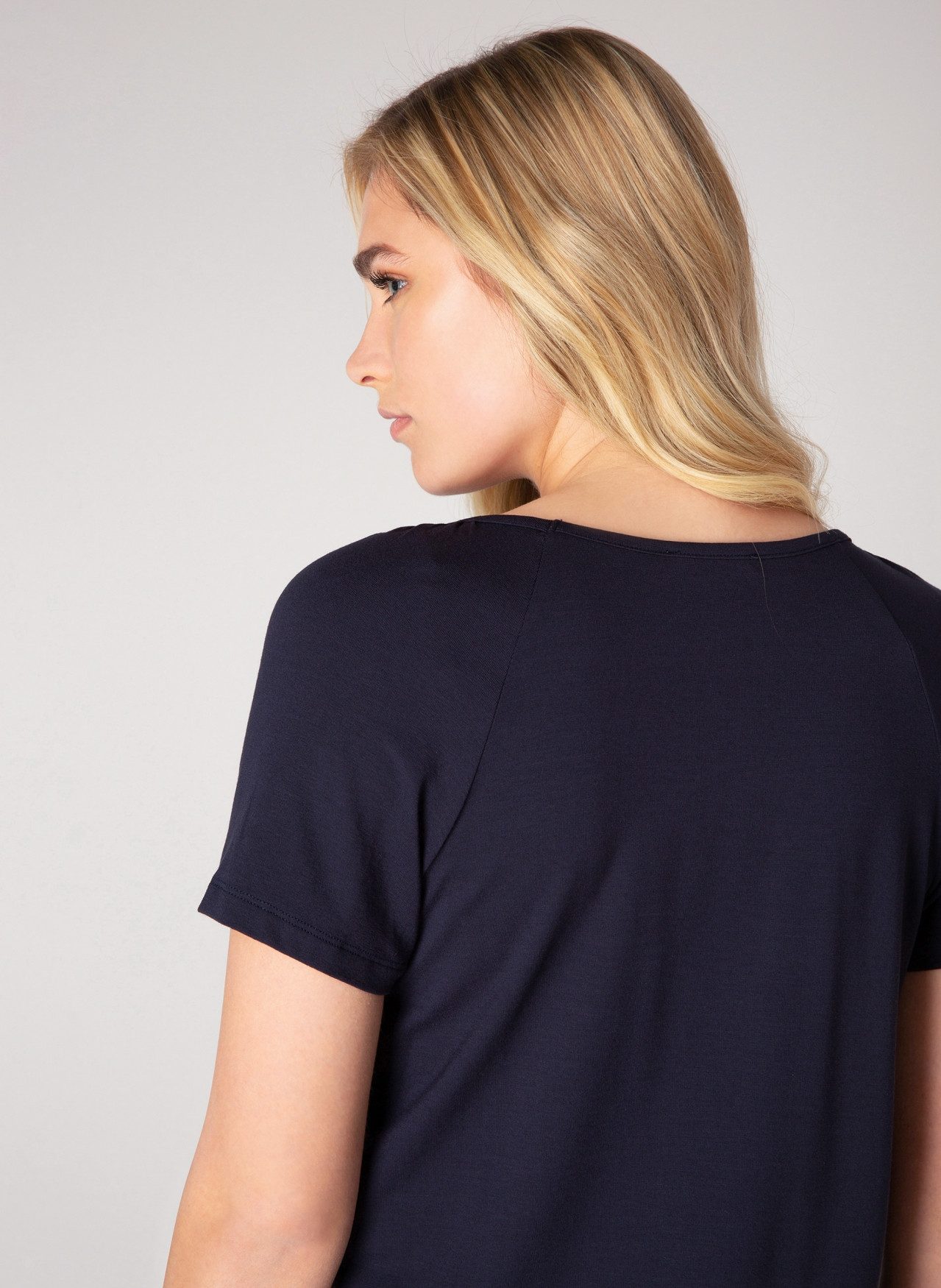 Base Level T-shirt Yona met plooien bij de hals en een elastische tailleband