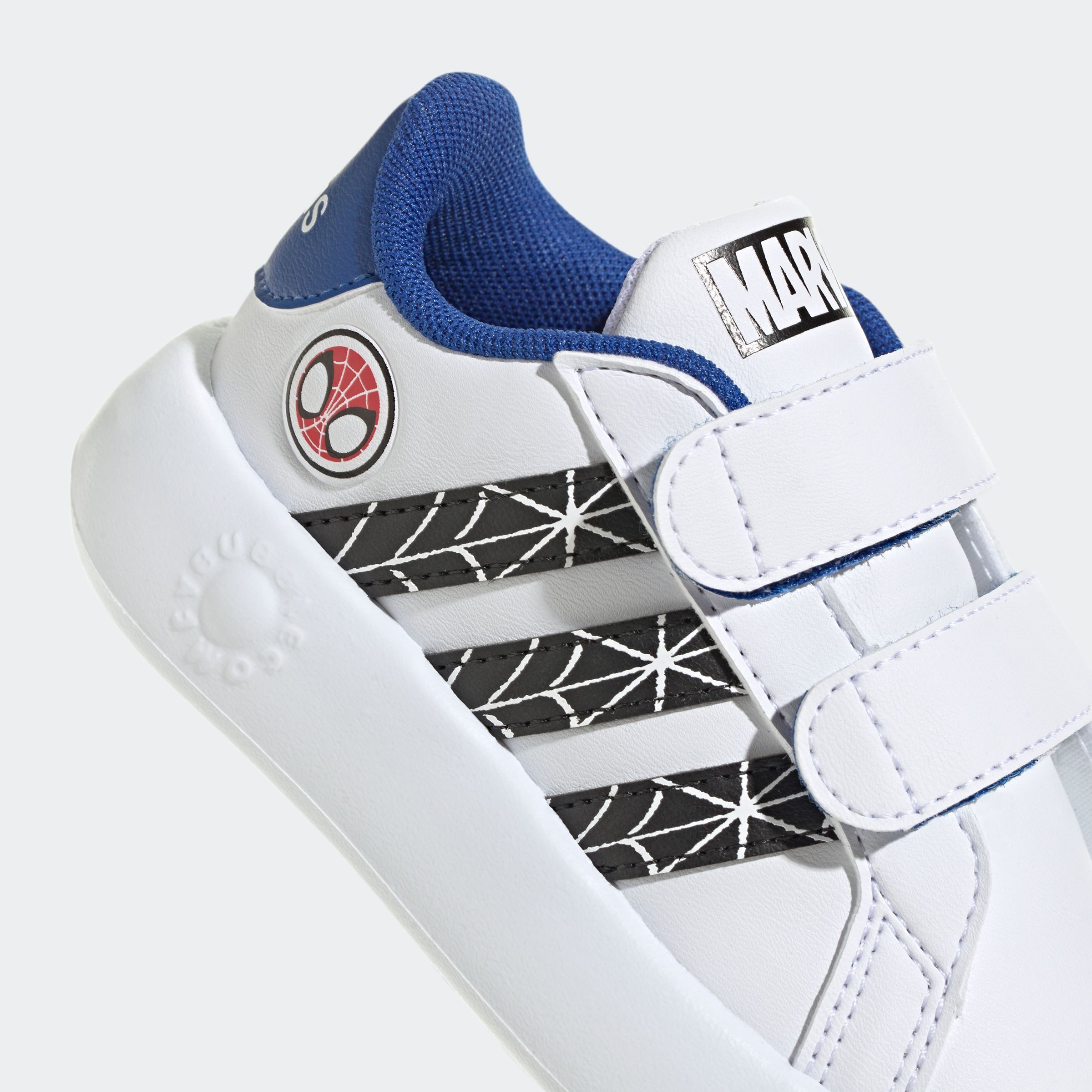 adidas Sportswear Klittenbandschoenen ADIDAS MARVEL SPIDER-MAN KINDER GRAND COURT SCHOEN Design geïnspireerd op de adidas Superstar, voor kinderen