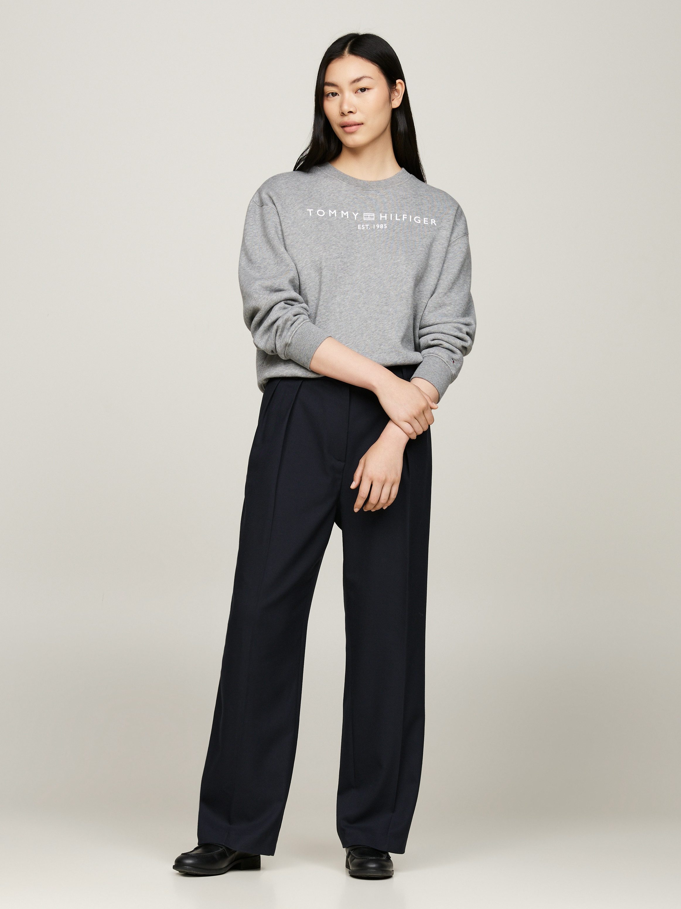 Tommy Hilfiger Geweven broek MD CORE RELAXED STRAIGHT PANT met logo-stiksel op de achterkant