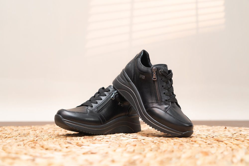 Remonte Sneakers met sleehak , vrijetijdsschoen, lage schoen, veterschoen met goudkleurige logo-hanger