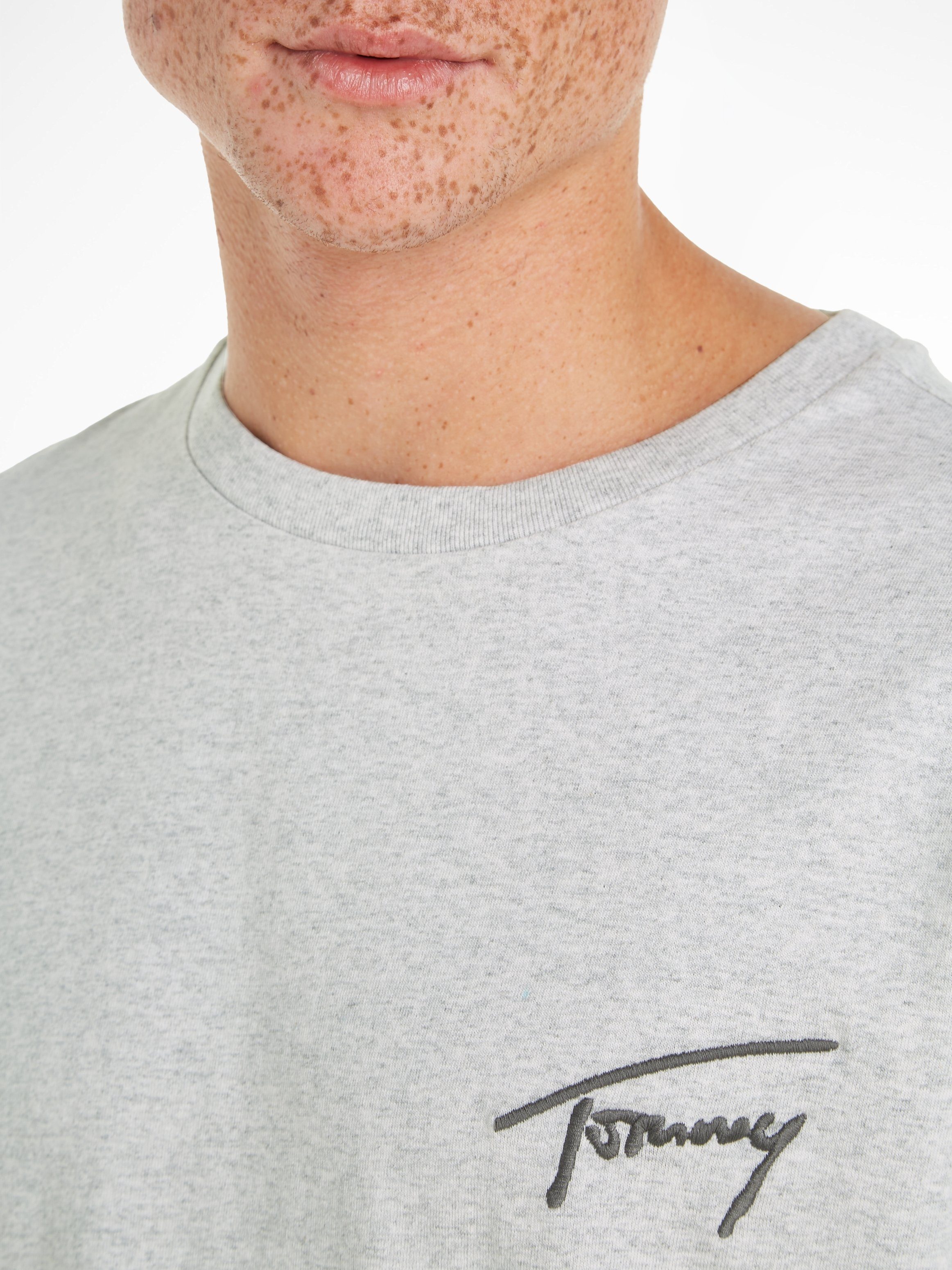 TOMMY JEANS T-shirt TJM REG SIGNATURE TEE EXT met geborduurd handtekening-logo