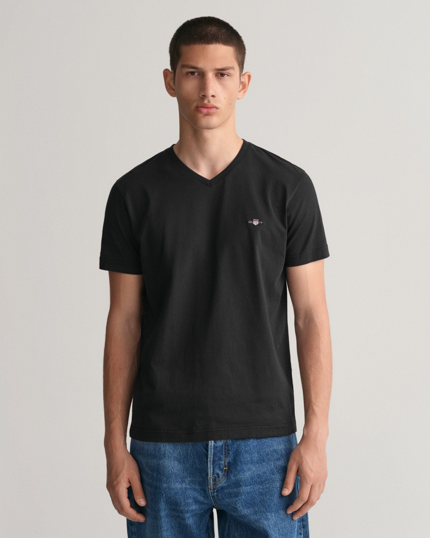 Gant T-shirt SLIM SHIELD V-NECK T-SHIRT met een klein geborduurd logo op de borst