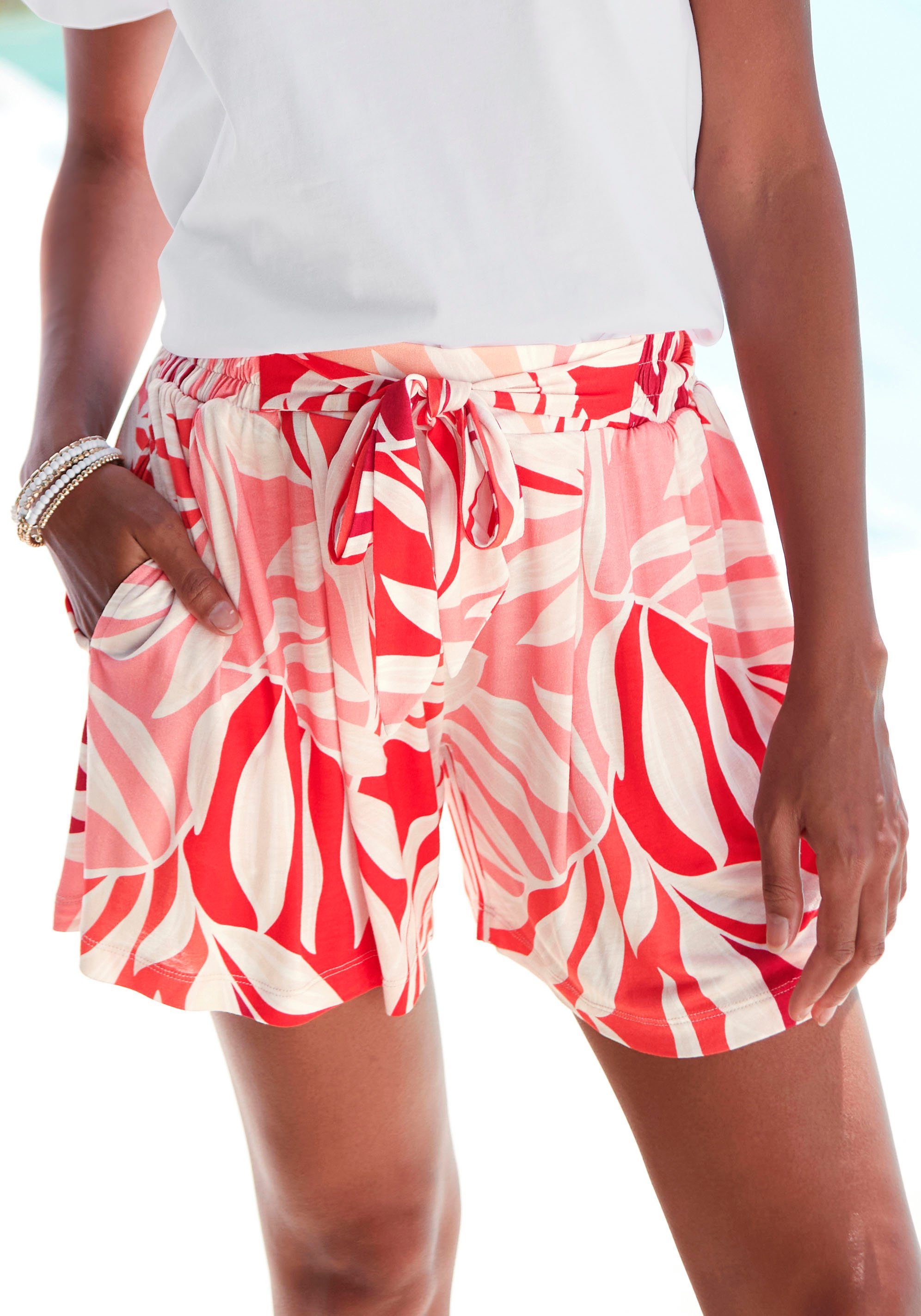 Lascana Strandshort van viscose-jersey korte broek met alloverprint (Met vastgezette bindceintuur)