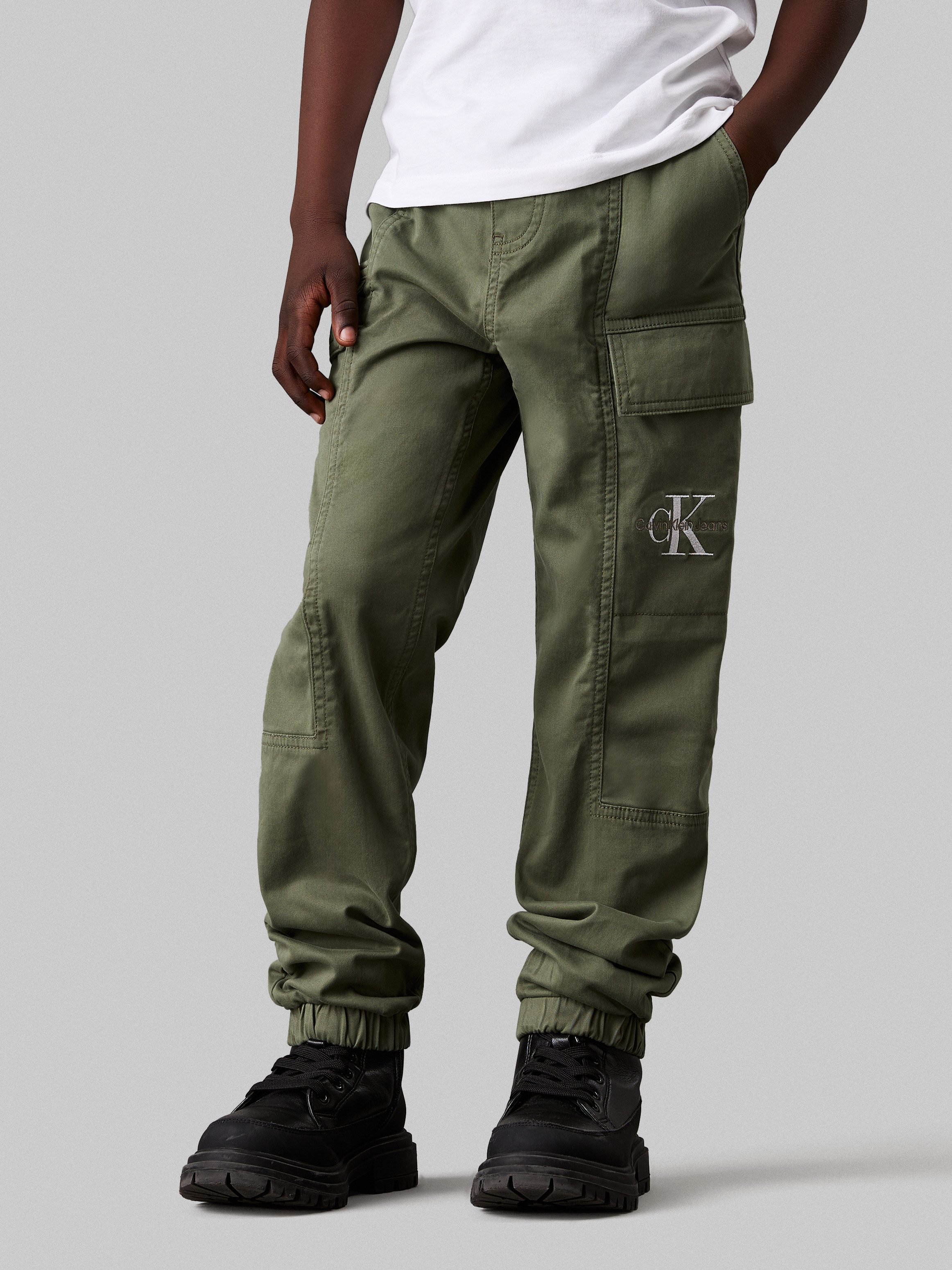 Calvin Klein Sweatbroek ESSENTIAL WOVEN CARGO PANTS voor kinderen tot 16 jaar met logo-print jongens sweatbroeken maat 12 (152) groen